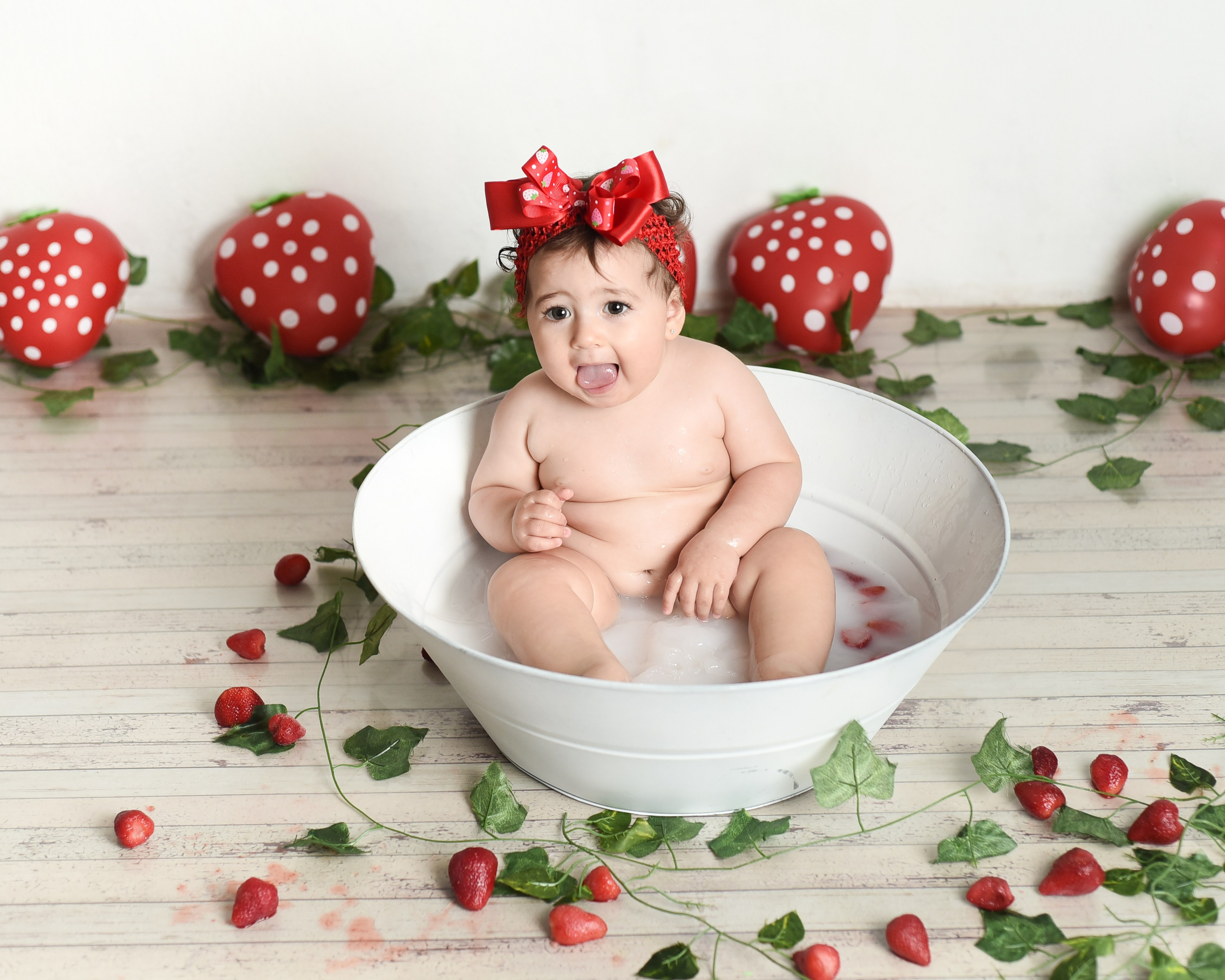 Sesión 1er año de Rebeca. Temática: Frutillita + Mini Sesión Navideña. Fotografo de casamiento en misiones y fotógrafo de familia  Posadas