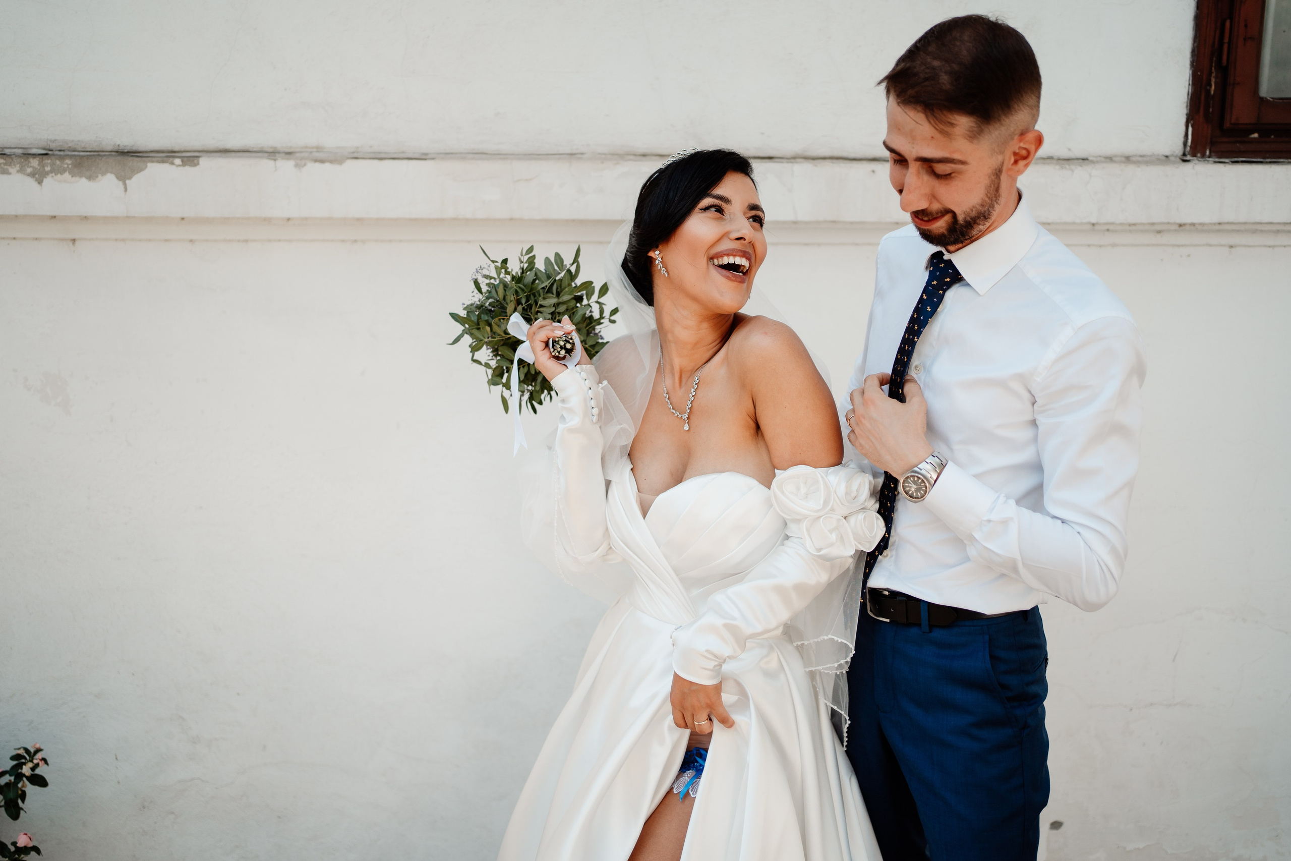 Moment emoționant între miri în ziua nunții, surprins într-un cadru natural și romantic, in Bucuresti. Fotografie de nuntă profesională, editată artistic pentru a evidenția emoția și eleganța evenimentului.