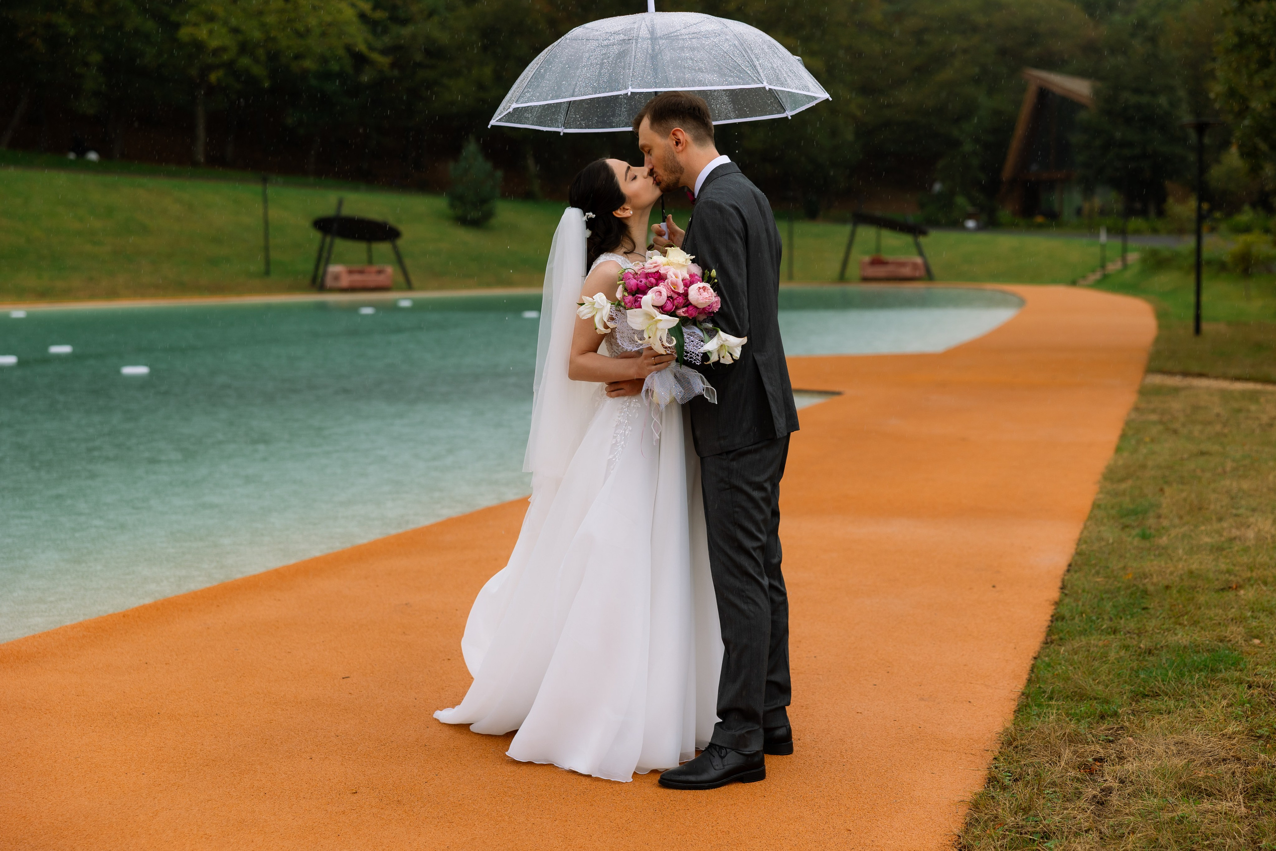 Rainy day feels different. Wedding photographer in Tbilisi Ioseb Mamniashvili