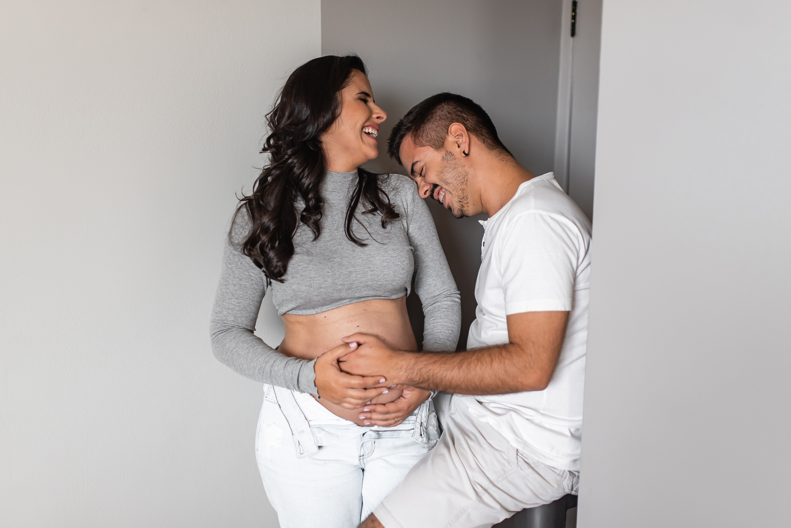 Ensaio gestante em estúdio em Belo Horizonte, mãe sorrindo com expressão genuína e espontânea