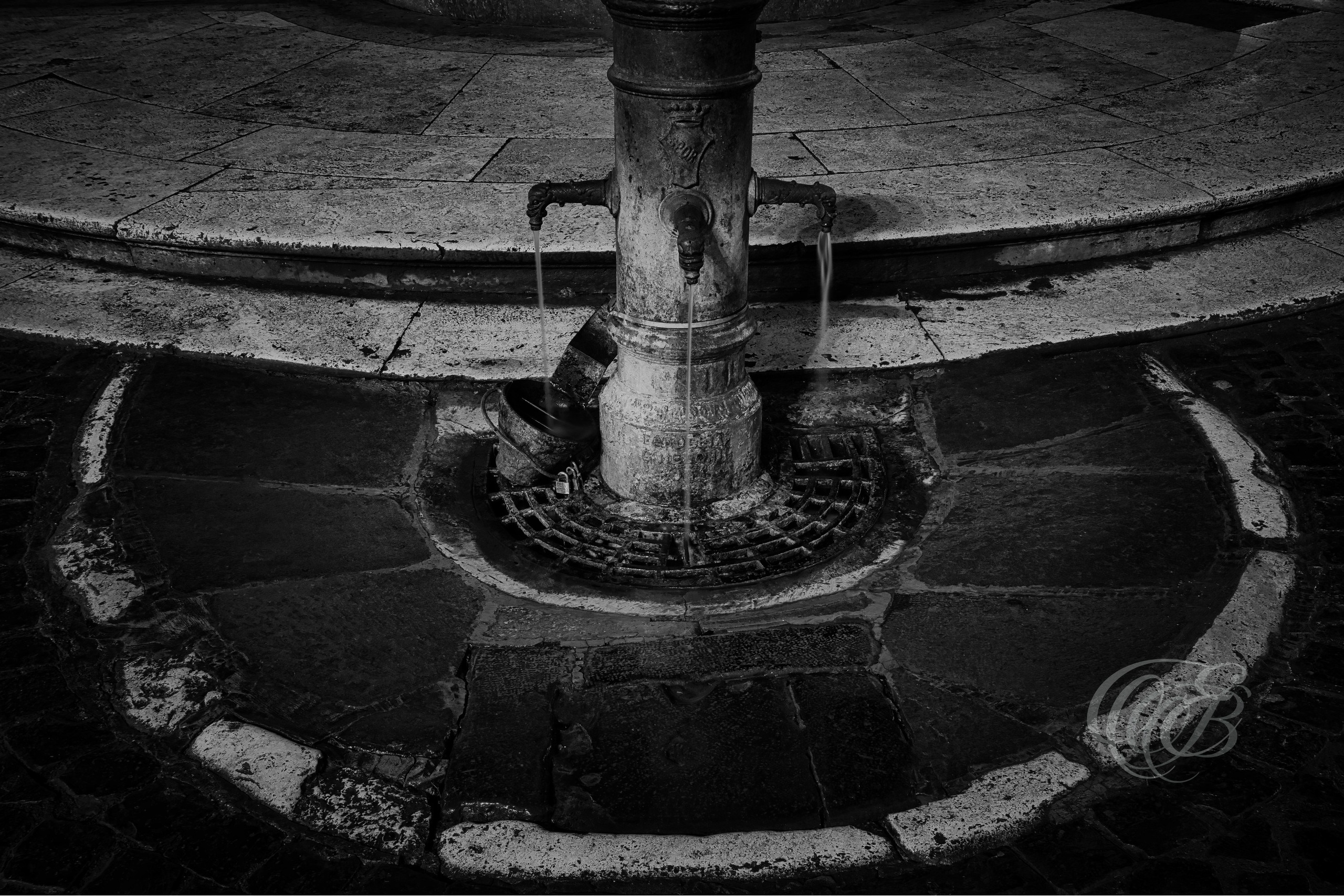 Rome Italy - Piazza della Rotonda Nasoni - B&W - Eduardo Bartoli Photography - Black and white photograph of a “nasoni” drinking fountain in Piazza della Rotonda, Rome, Italy, located in front of the Pantheon – photography by Eduardo Bartoli.