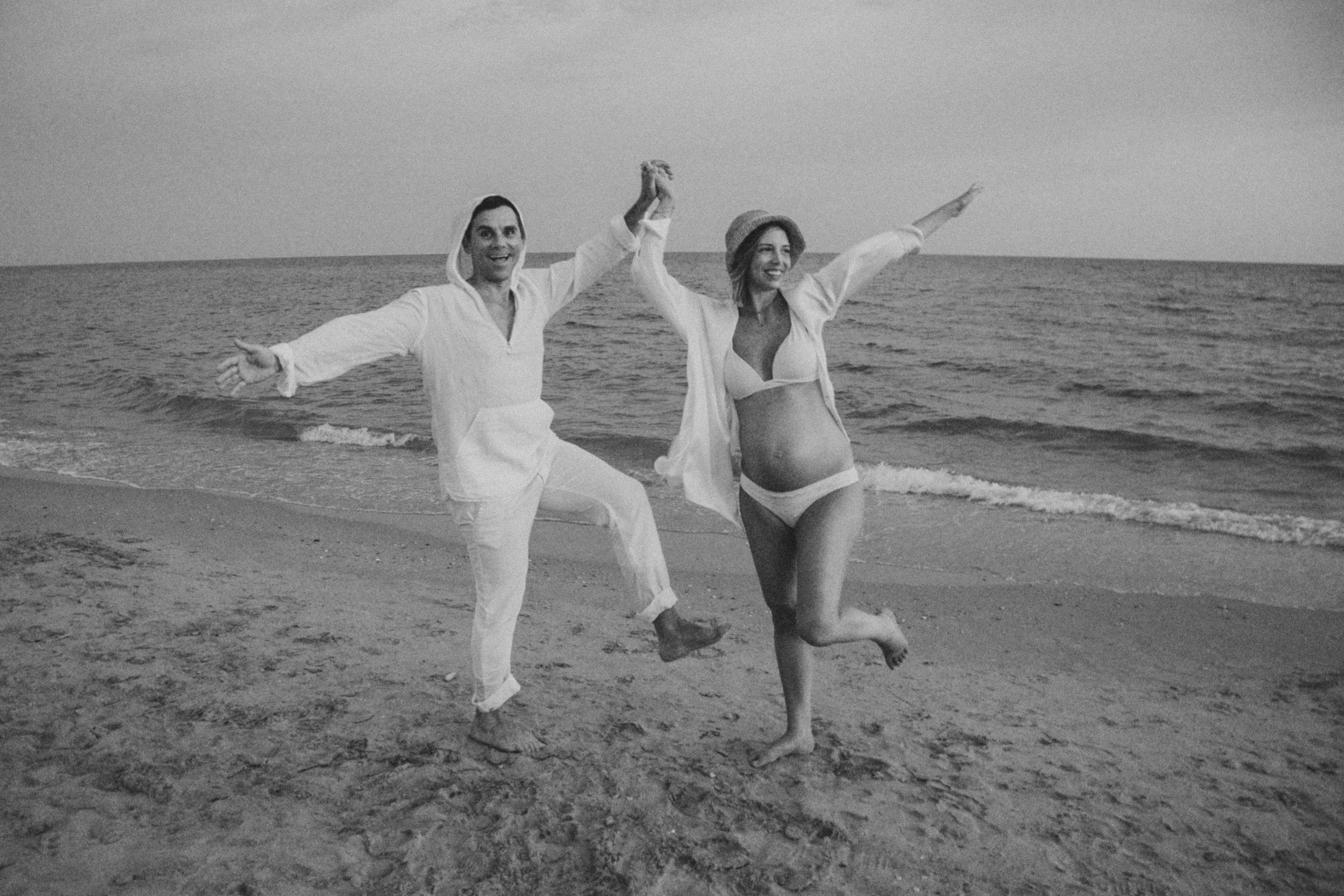 Sesión embarazo en la playa. Fotografía profesional en Calafell - Elena Medvedeva