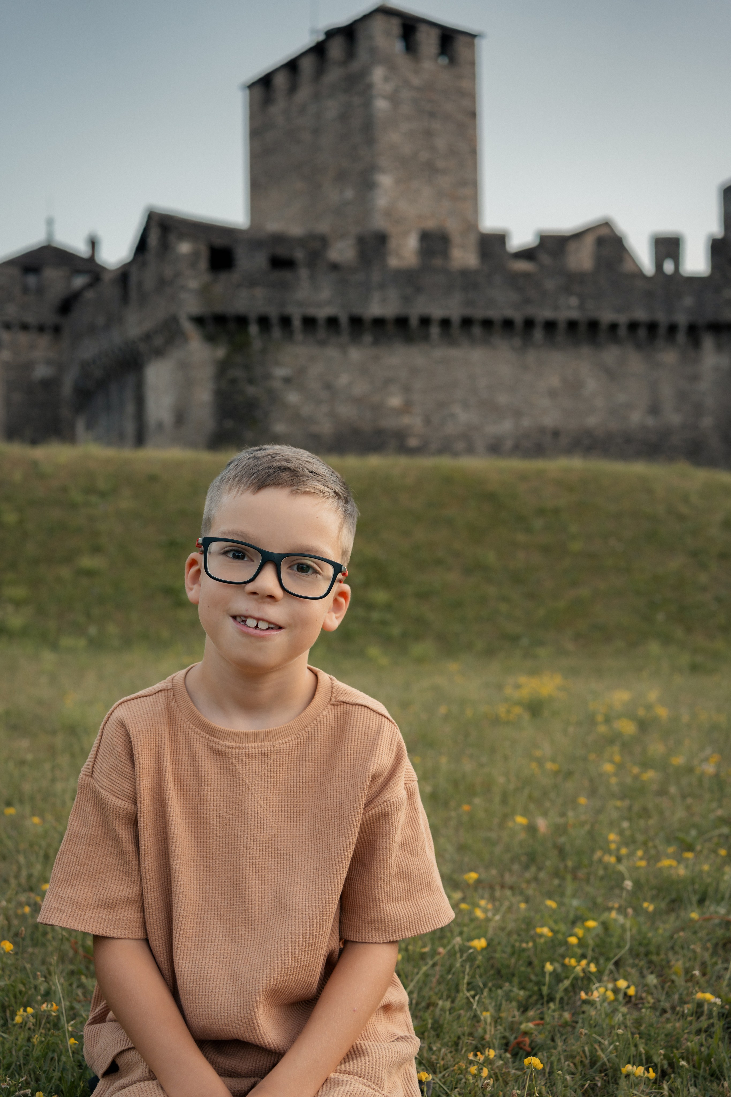 Sesión familiar con vistas a Bellinzona. Fotografía profesional en Calafell - Elena Medvedeva