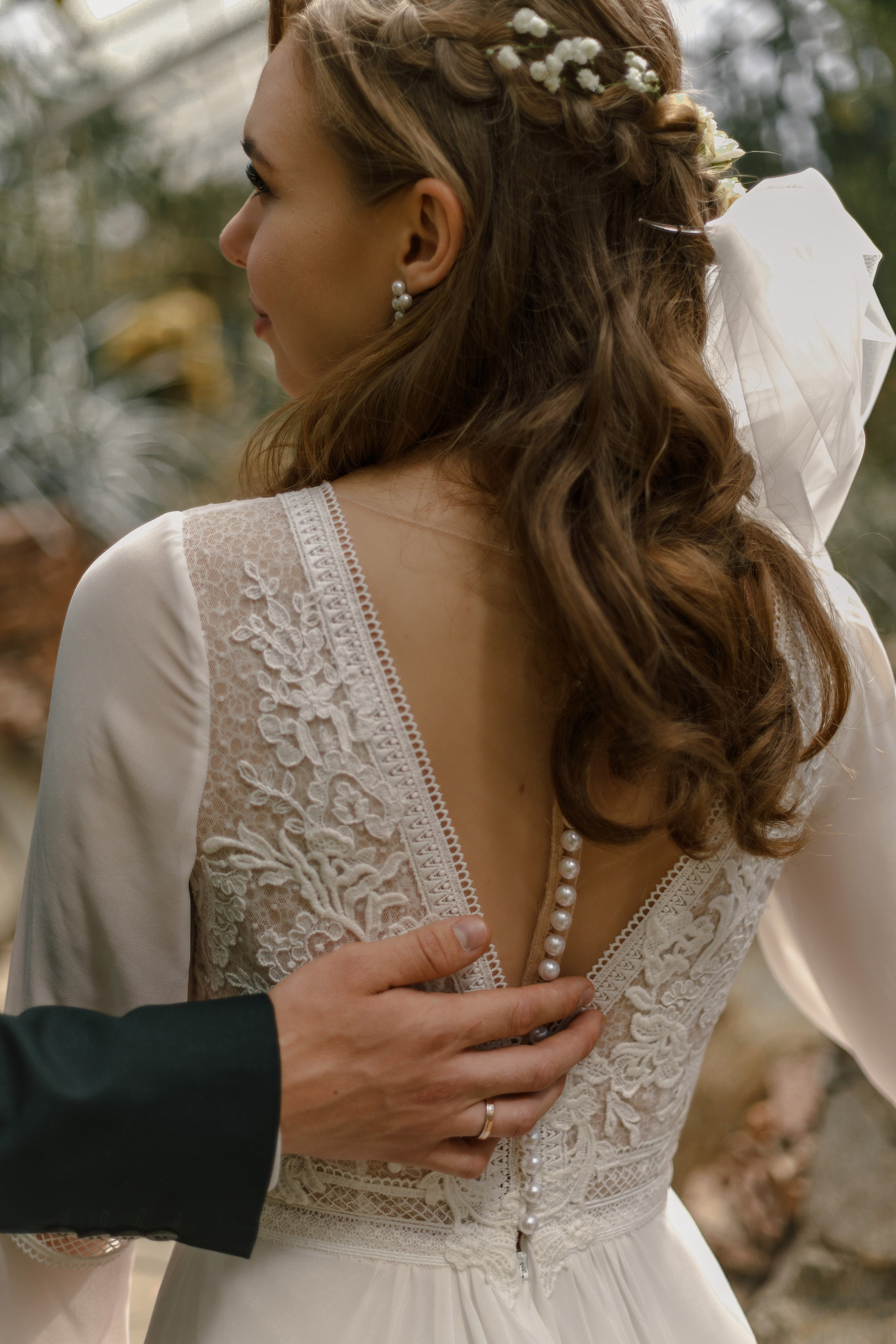 Novia y novio atrevidos con el telón de fondo de un auto viejo. Fotógrafo de retrato, familia y reportajes en Valencia | España | Europa Vitalii Lumier