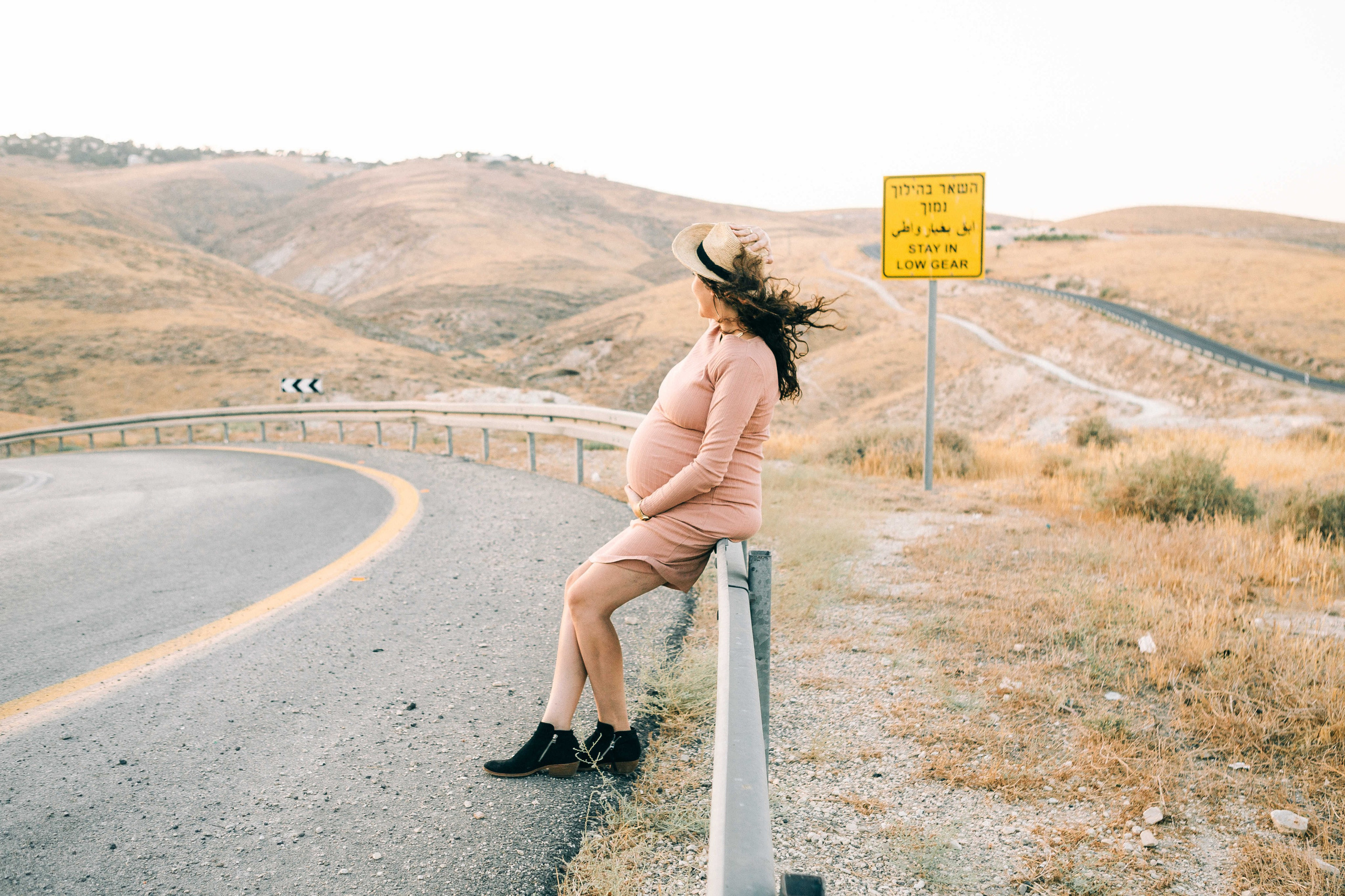 PREGNANT PHOTOSESSION IN THE DESERT. PHOTOGRAPHER IN ISRAEL