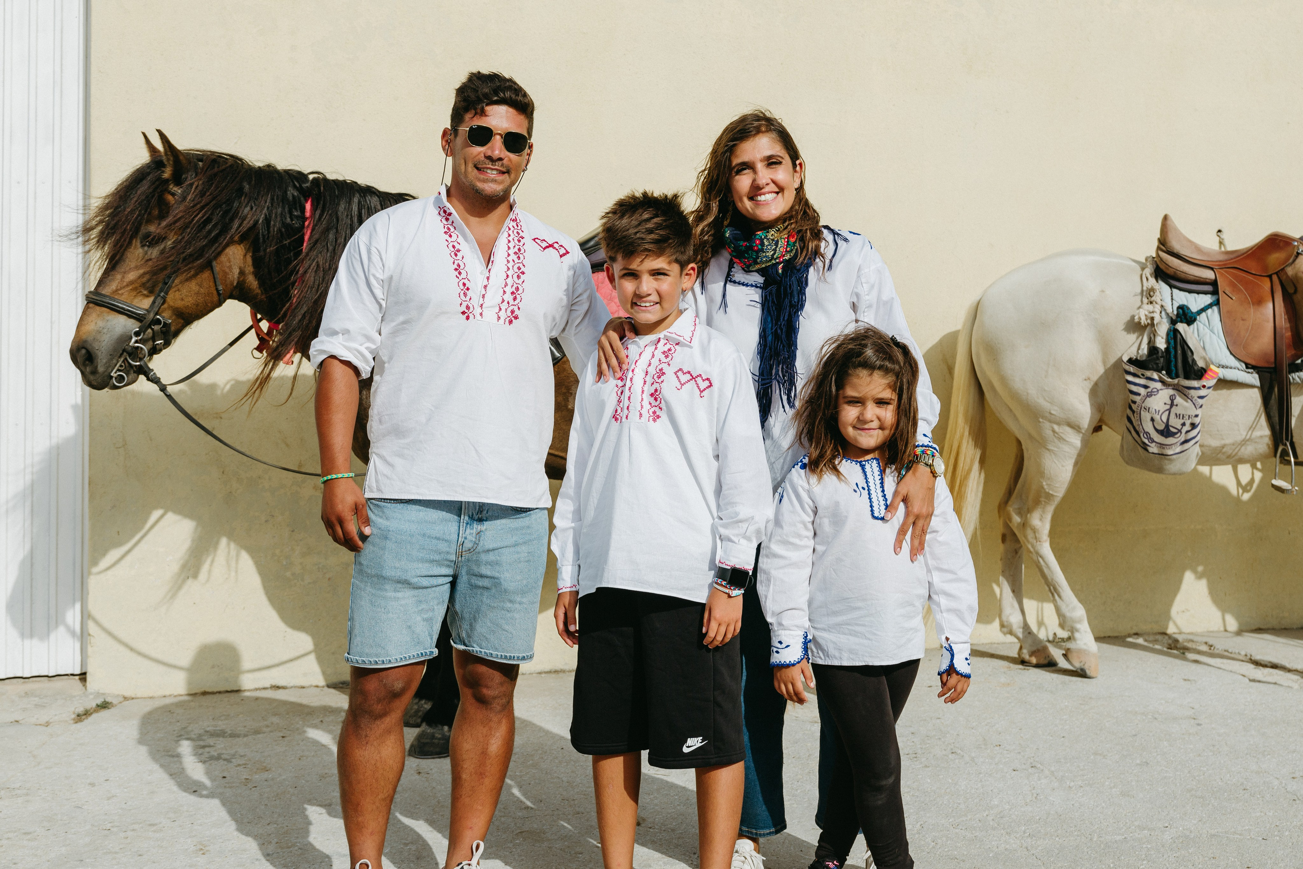 Marlene & Tiago com filhos. Passeios a Cavalo na Praia Peniche | Eco Salgados Agroturismo