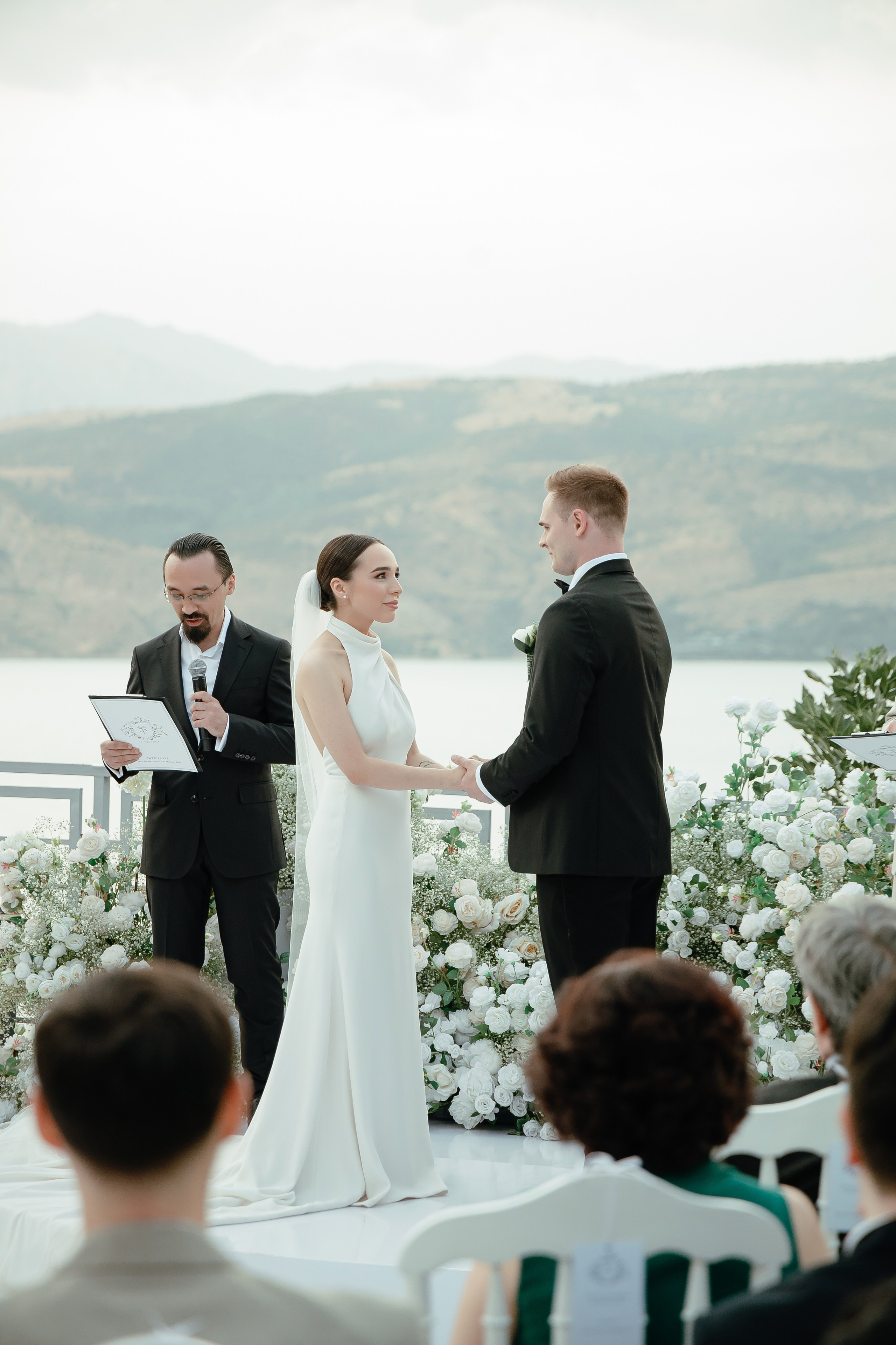 Thomas & Suyumbika. Главная