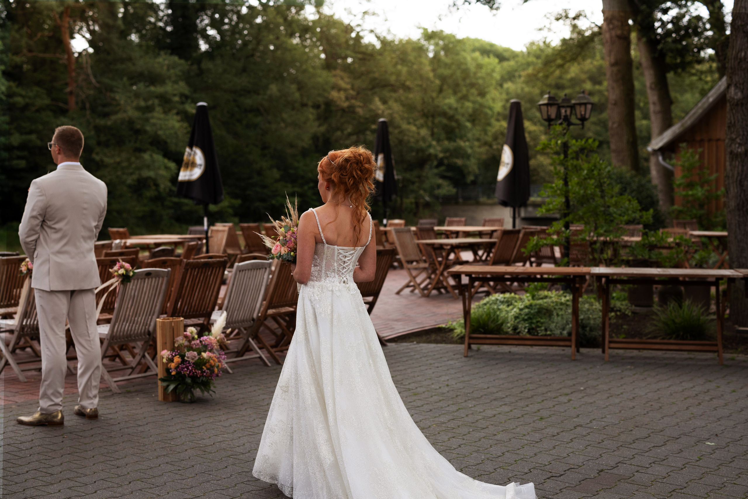 Paar während der freien Trauung im Artland Kotten in Quakenbrück, umgeben von Natur und blühenden Blumen.“