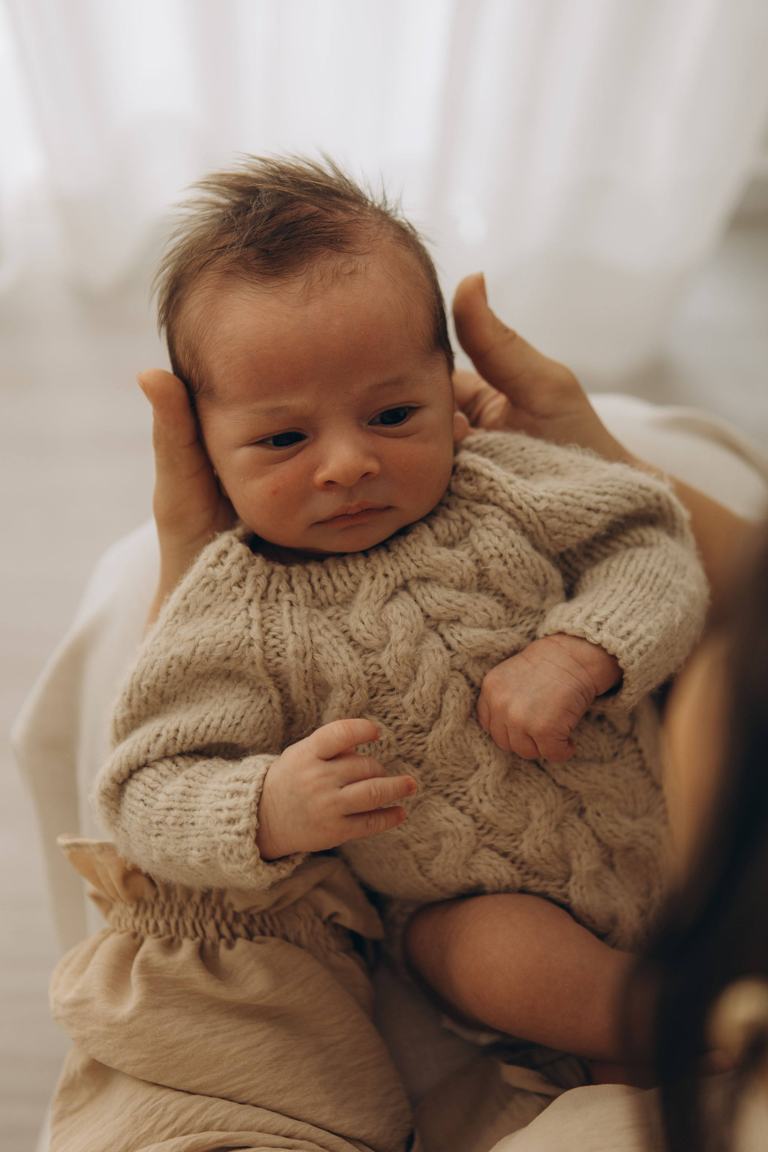 conexão entre mãe e recém-nascido em ensaio newborn afetivo em Sorocaba