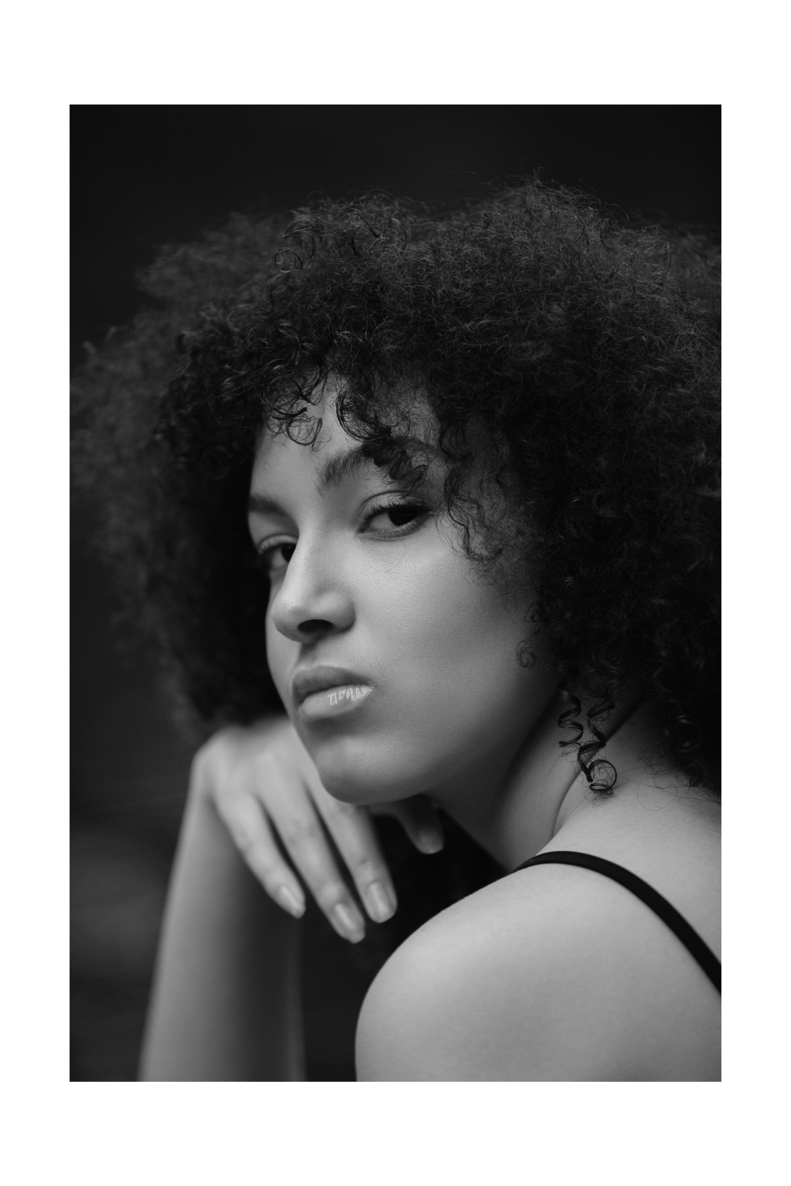 Nahaufnahme in Schwarzweiß mit ruhigem Gesichtsausdruck