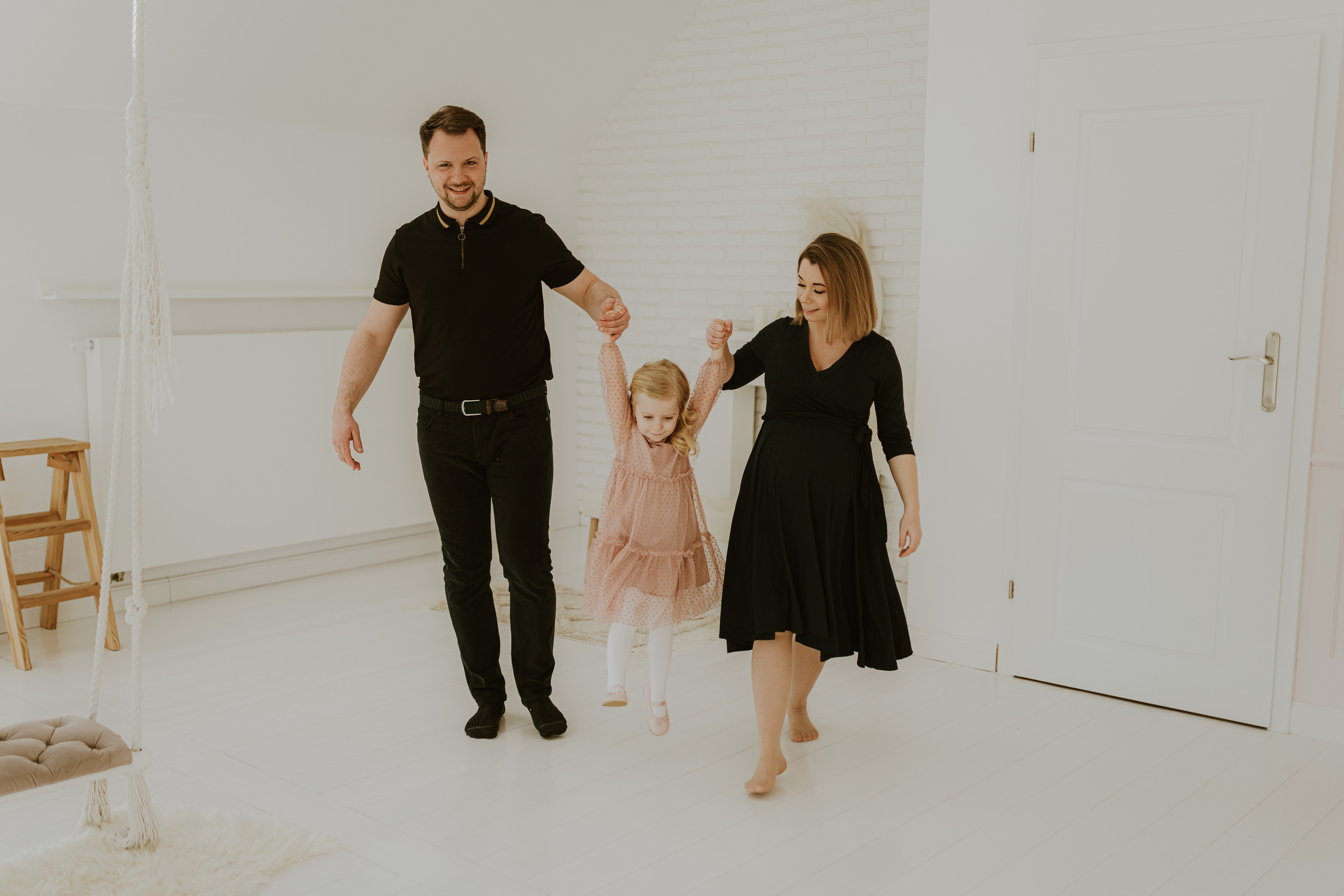 SESJA RODZINNA W CYNAMONOWYM STUDIU. Karkowskafoto - fotografia miłości