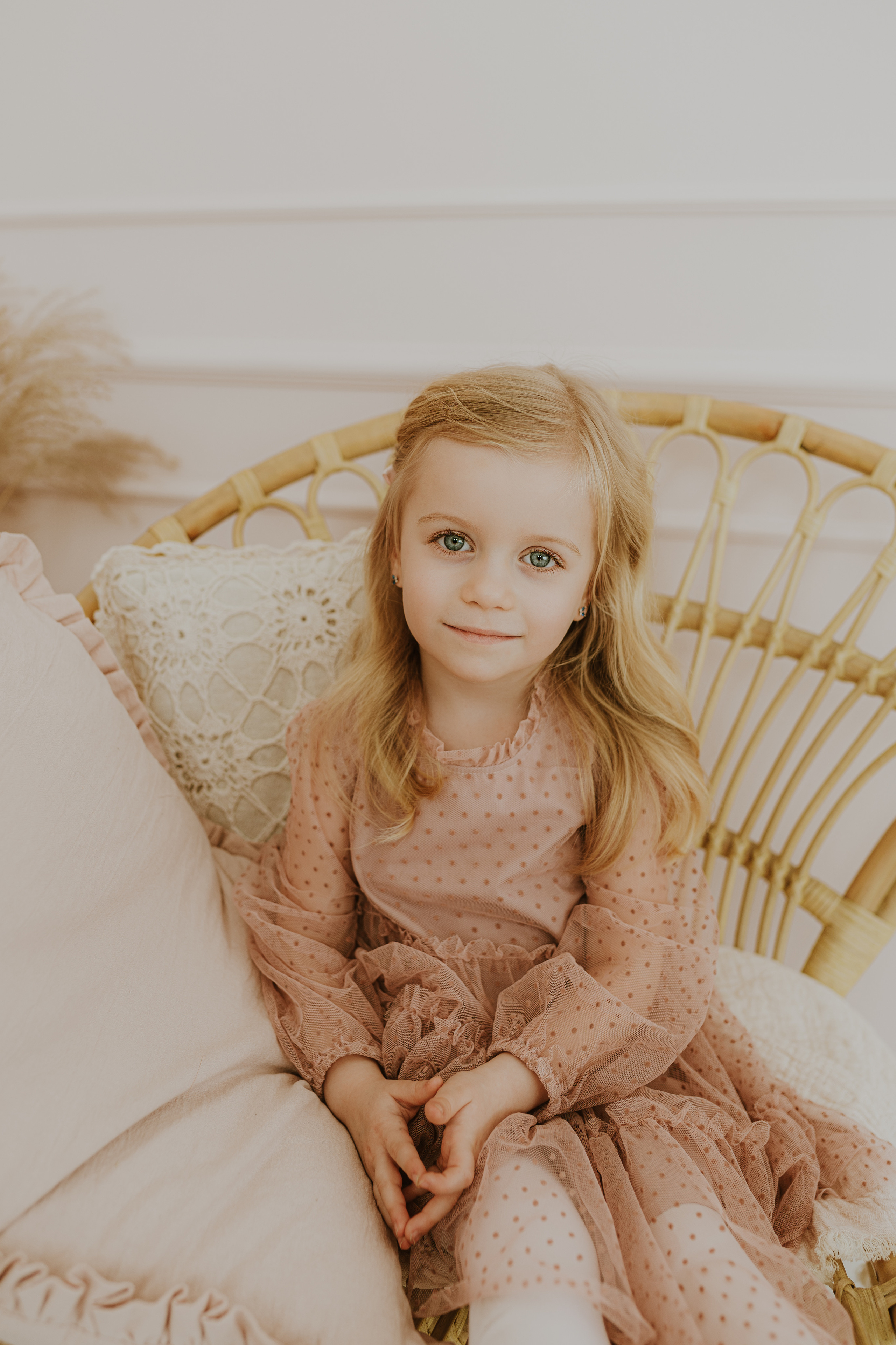 SESJA RODZINNA W CYNAMONOWYM STUDIU. Karkowskafoto - fotografia miłości