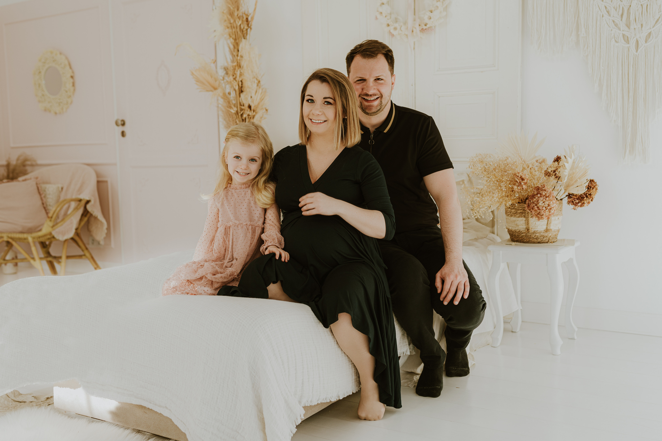 SESJA RODZINNA W CYNAMONOWYM STUDIU. Karkowskafoto - fotografia miłości