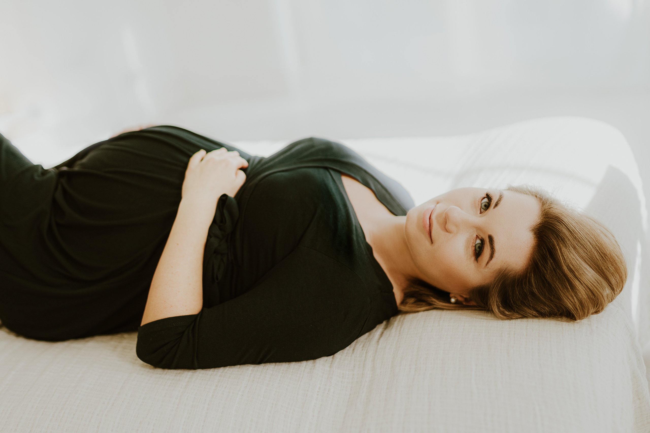 SESJA RODZINNA W CYNAMONOWYM STUDIU. Karkowskafoto - fotografia miłości