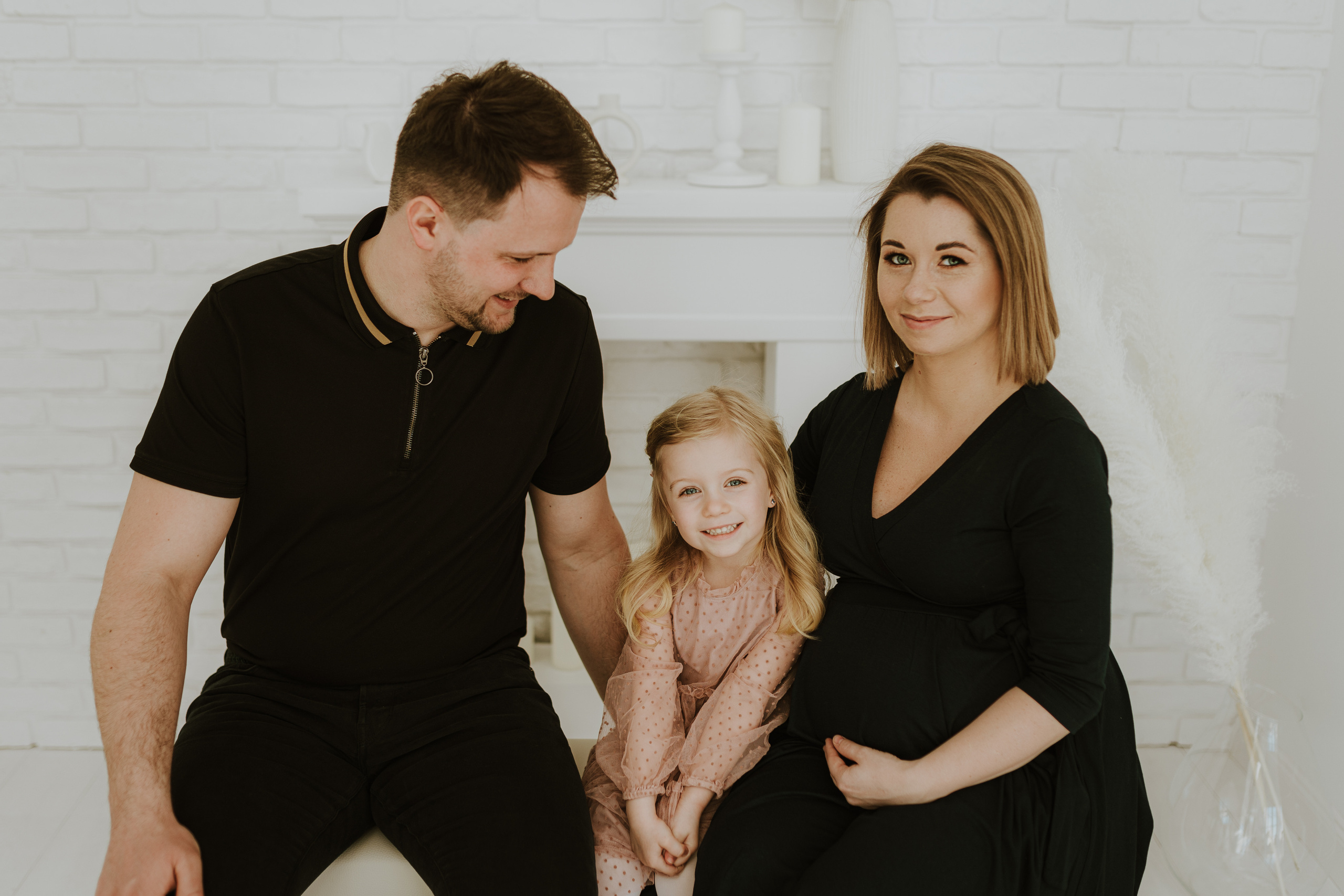 SESJA RODZINNA W CYNAMONOWYM STUDIU. Karkowskafoto - fotografia miłości