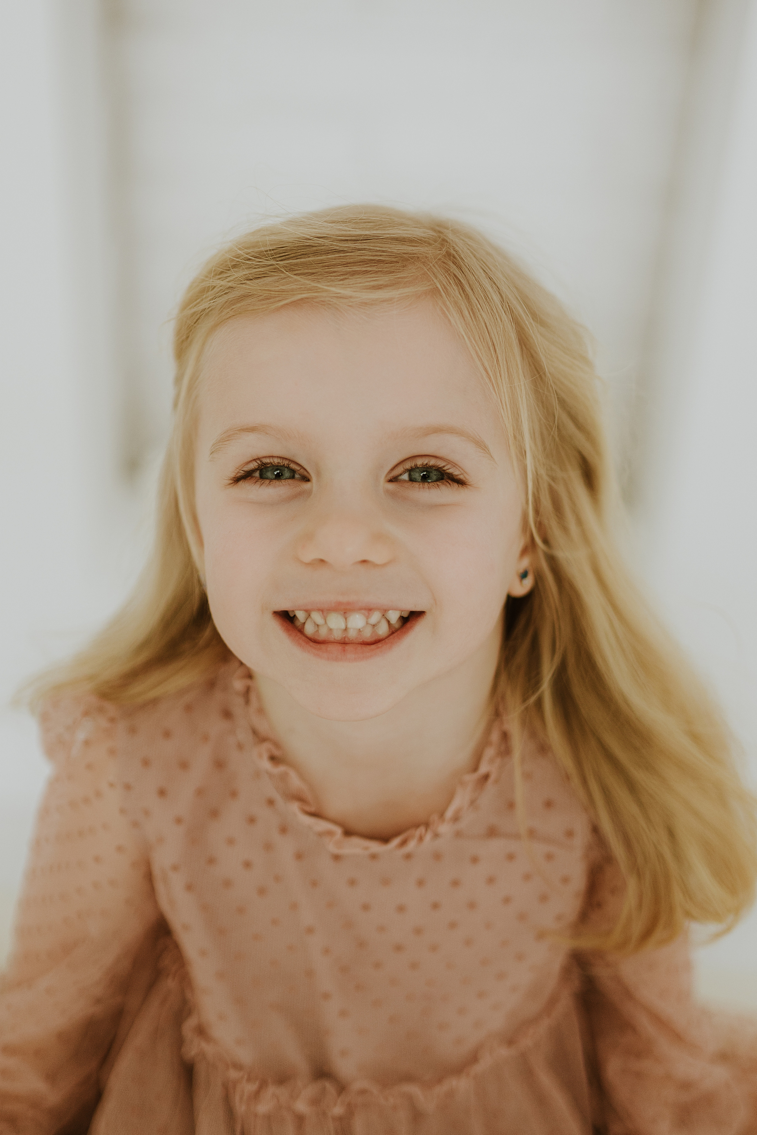 SESJA RODZINNA W CYNAMONOWYM STUDIU. Karkowskafoto - fotografia miłości