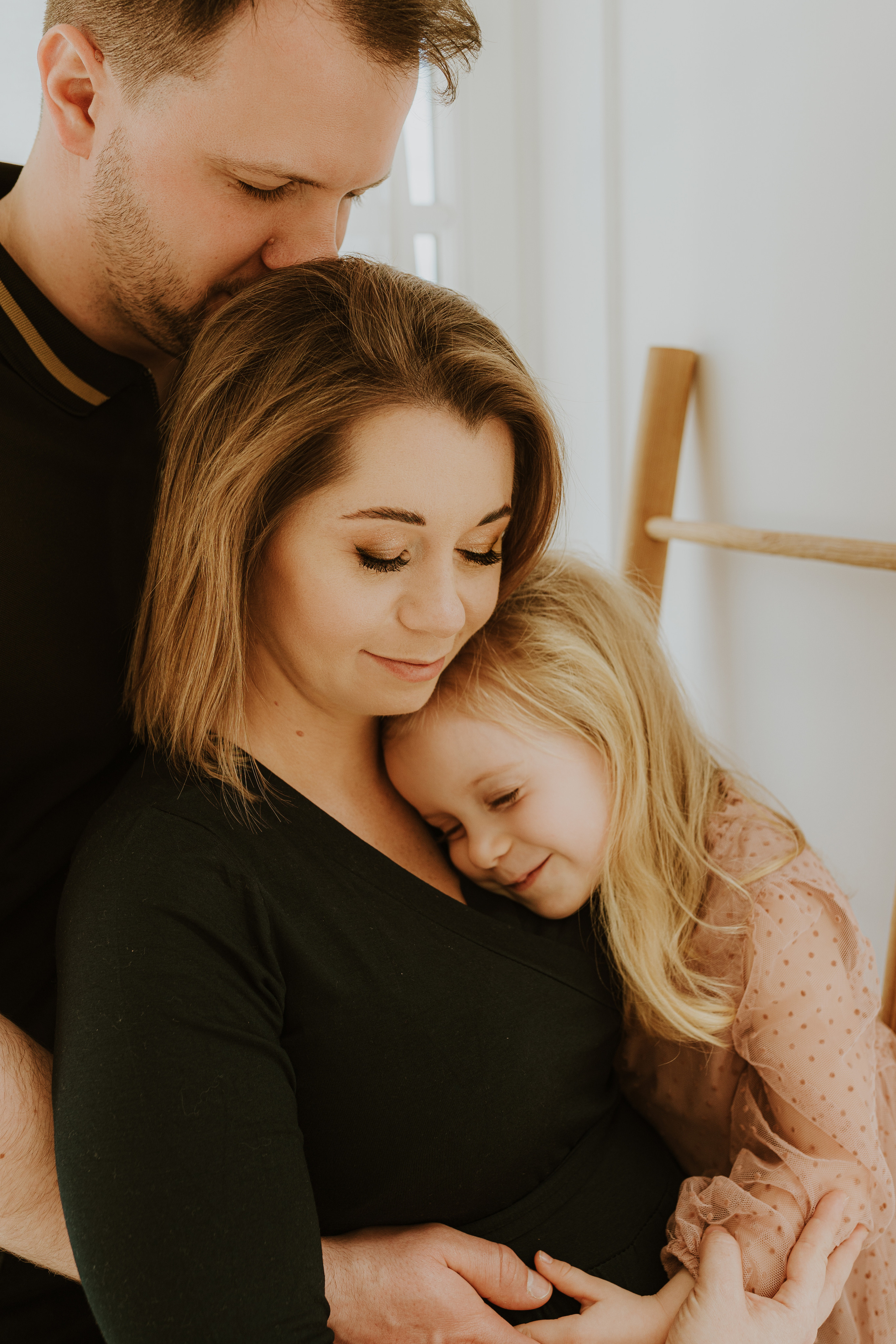 SESJA RODZINNA W CYNAMONOWYM STUDIU. Karkowskafoto - fotografia miłości