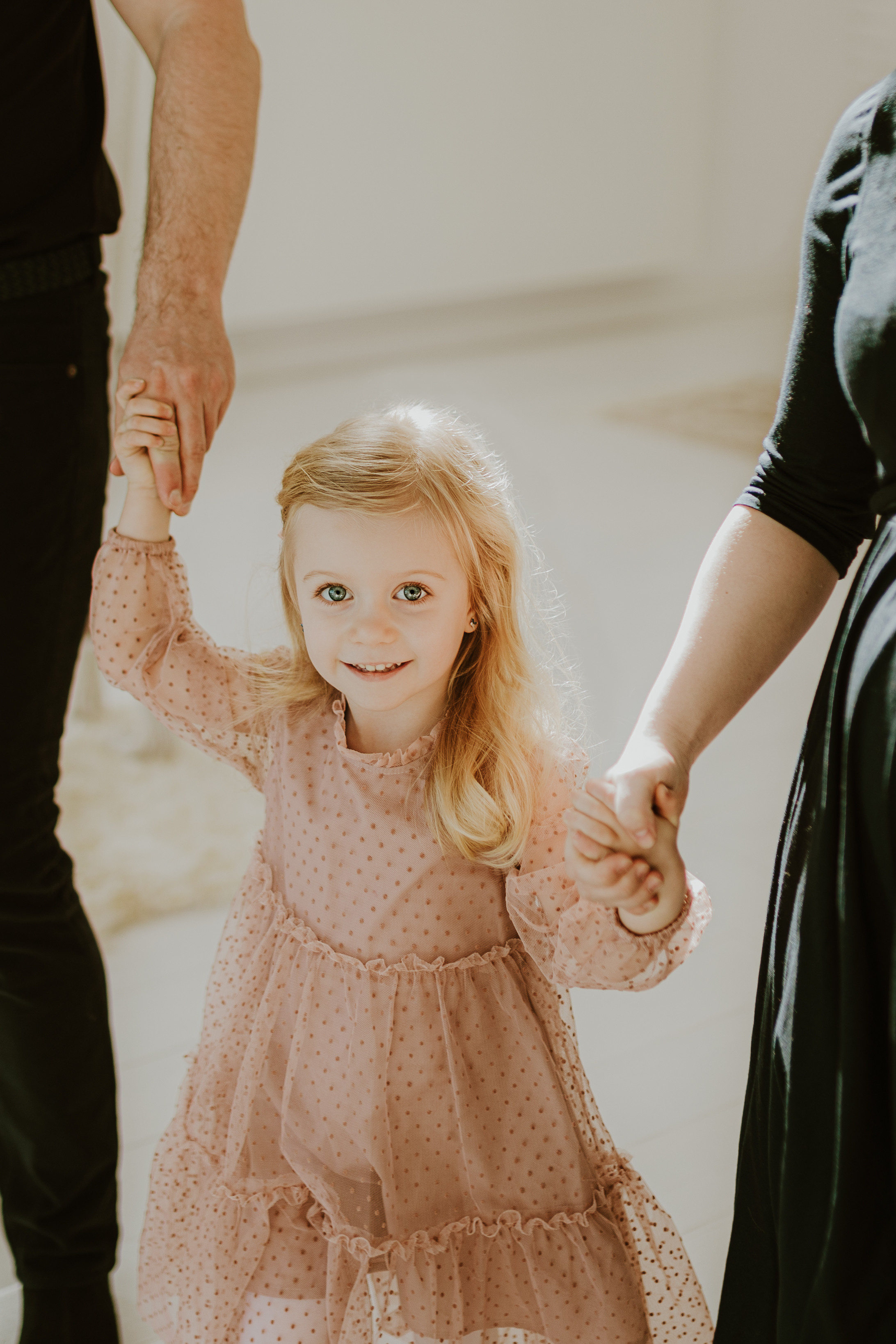 SESJA RODZINNA W CYNAMONOWYM STUDIU. Karkowskafoto - fotografia miłości