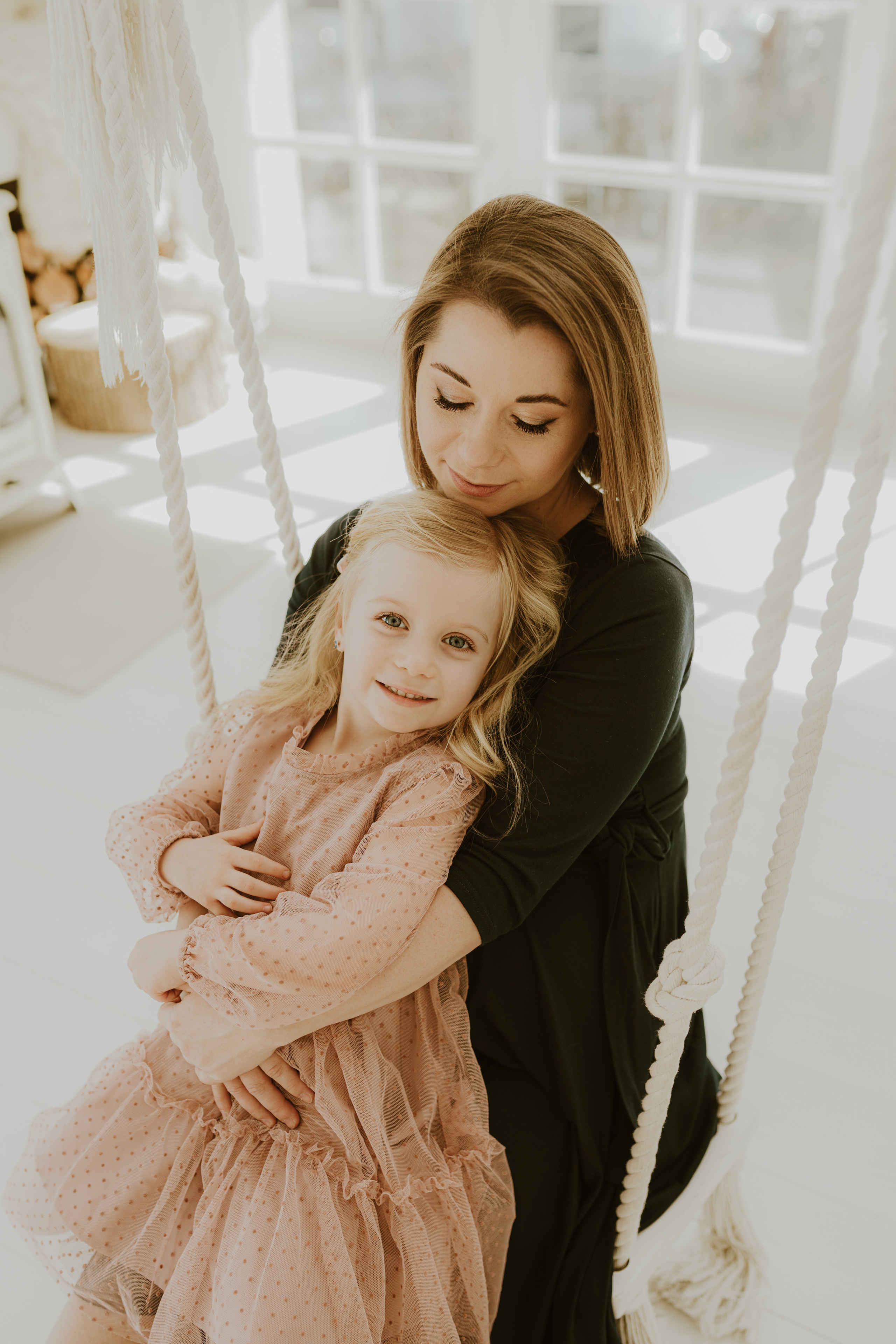 SESJA RODZINNA W CYNAMONOWYM STUDIU. Karkowskafoto - fotografia miłości