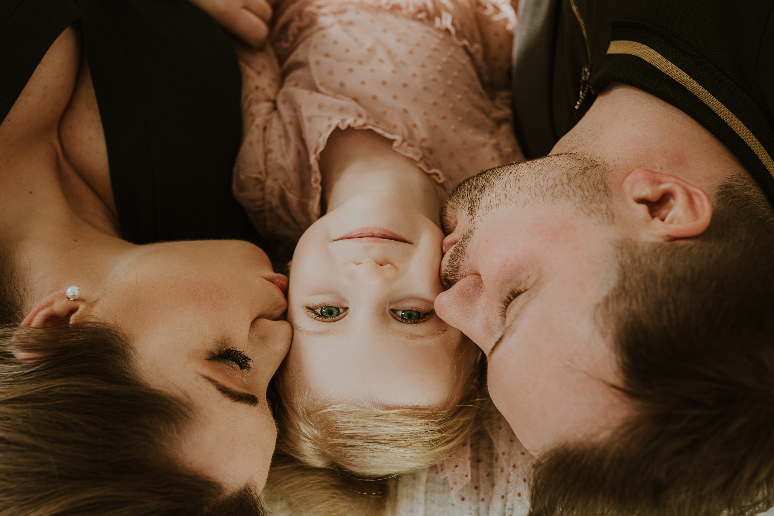 SESJA RODZINNA W CYNAMONOWYM STUDIU. Karkowskafoto - fotografia miłości