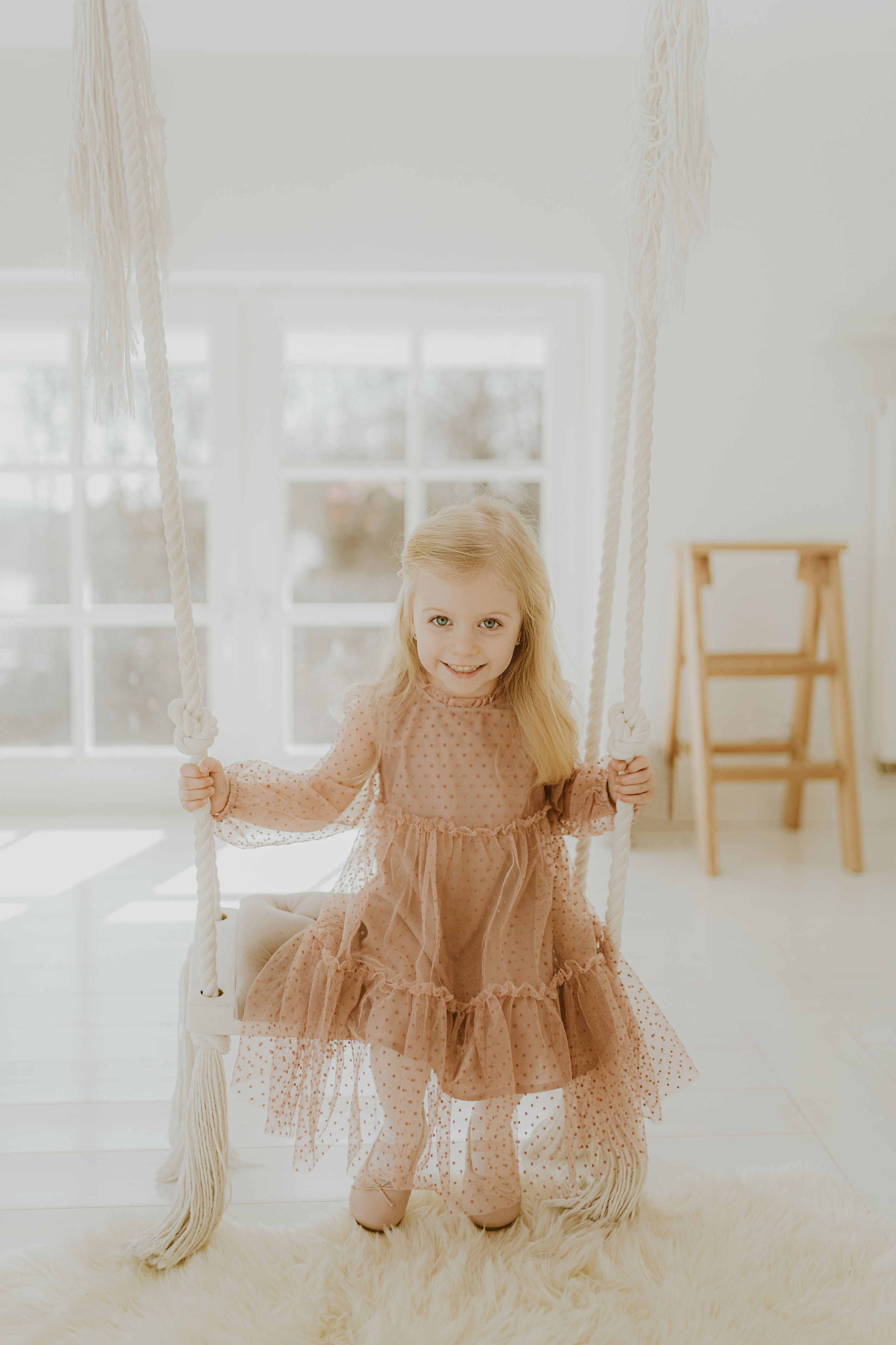 SESJA RODZINNA W CYNAMONOWYM STUDIU. Karkowskafoto - fotografia miłości