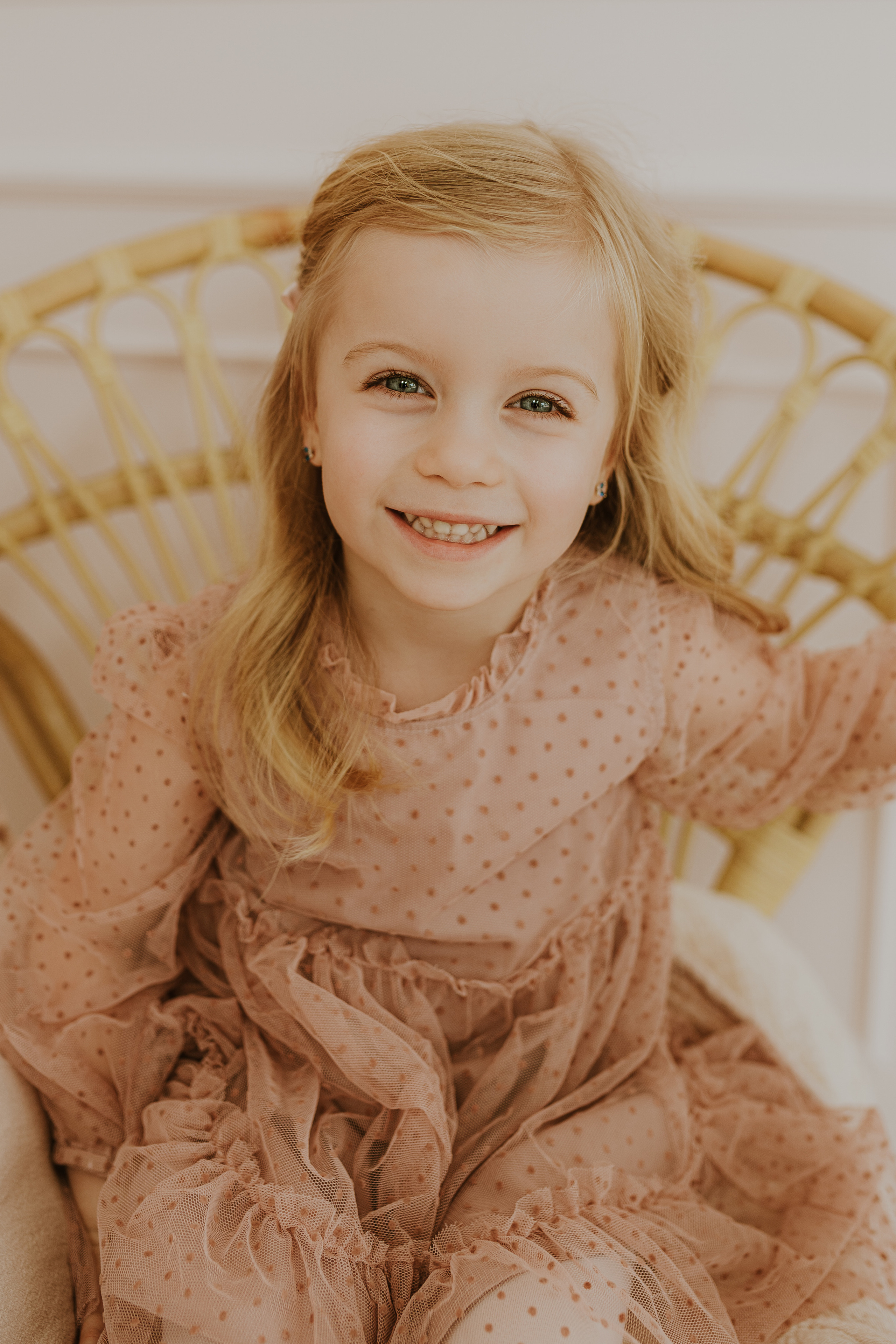 SESJA RODZINNA W CYNAMONOWYM STUDIU. Karkowskafoto - fotografia miłości