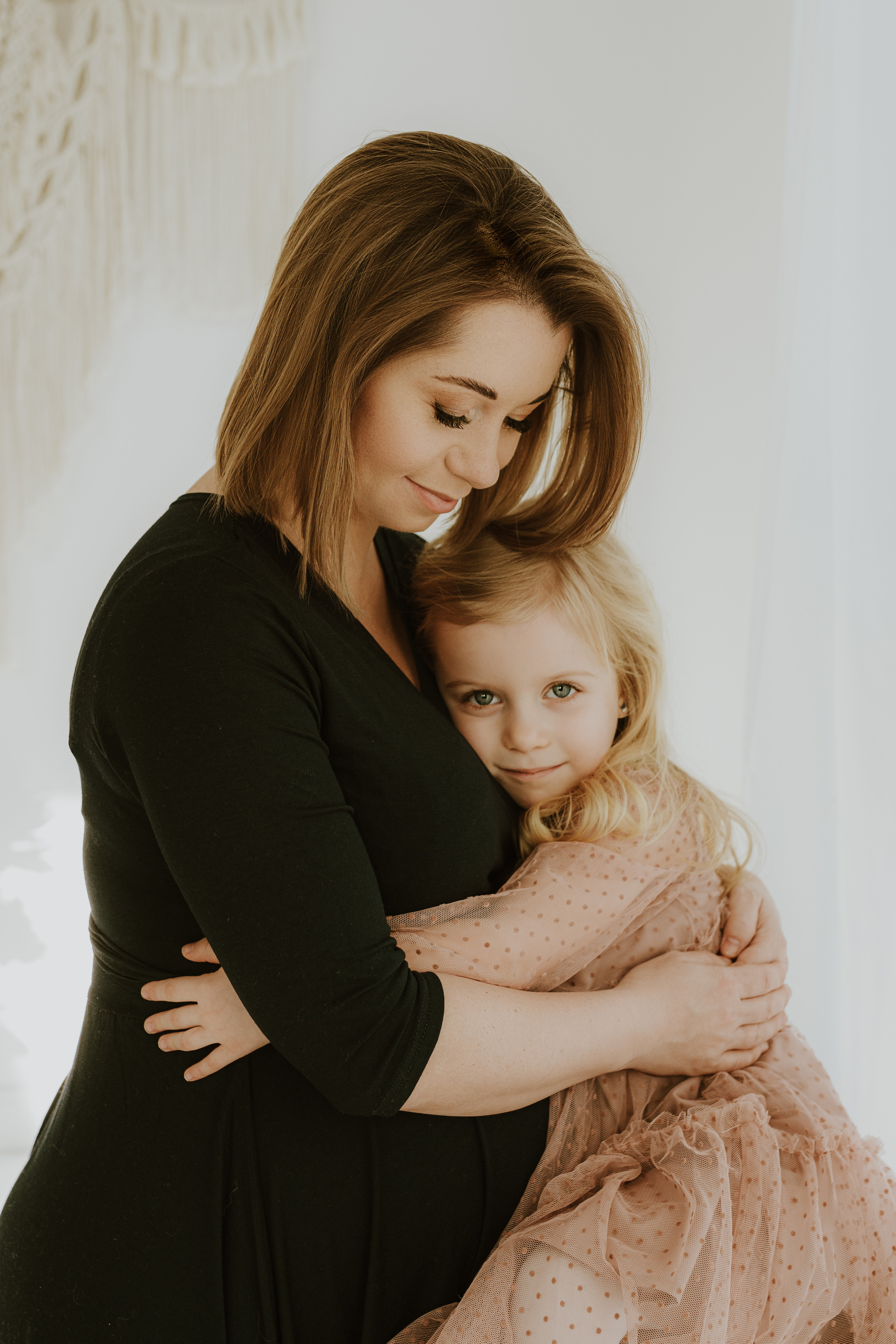 SESJA RODZINNA W CYNAMONOWYM STUDIU. Karkowskafoto - fotografia miłości