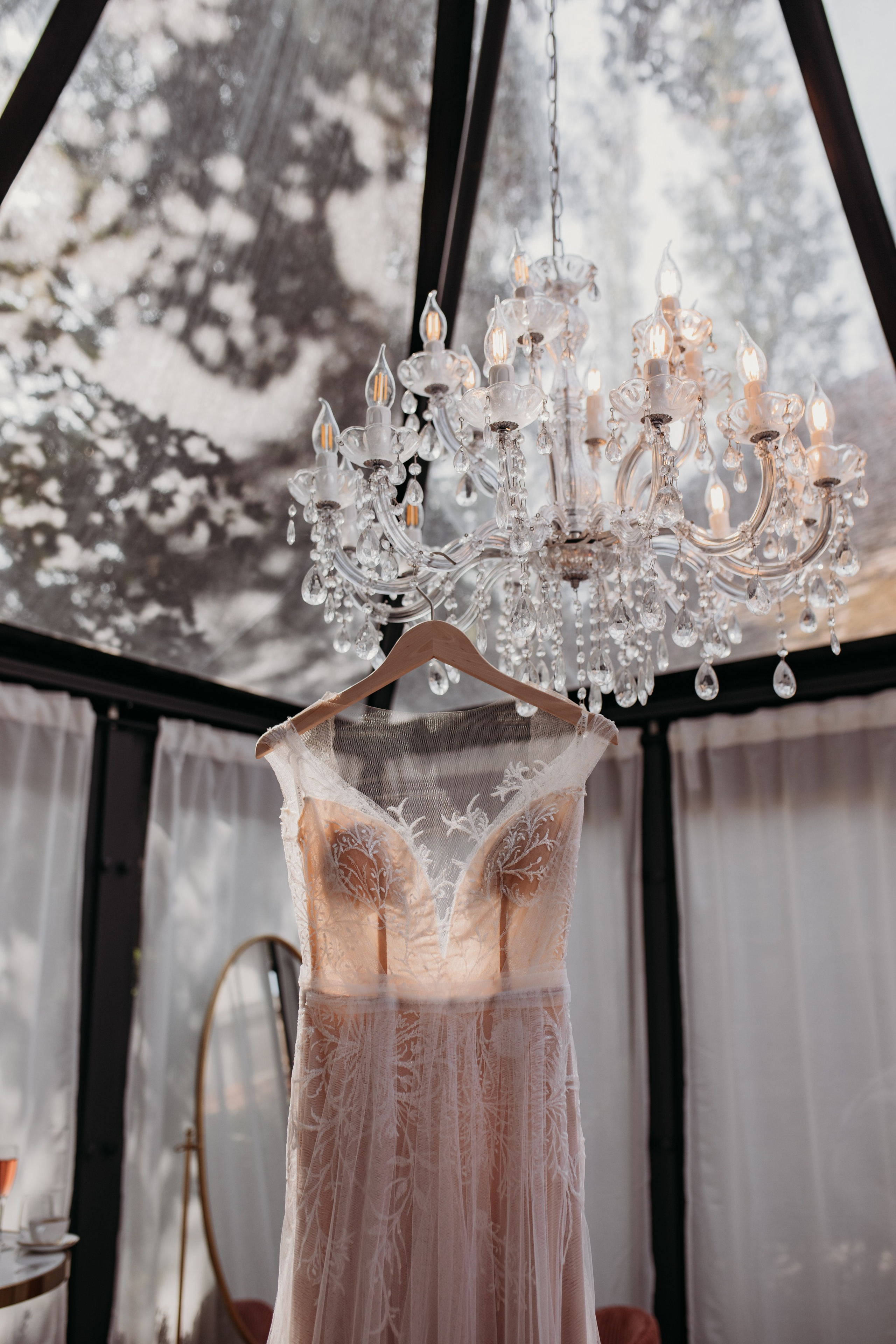 Intime Momentaufnahme des Paares vor Sandsteinmauern im Morrhof