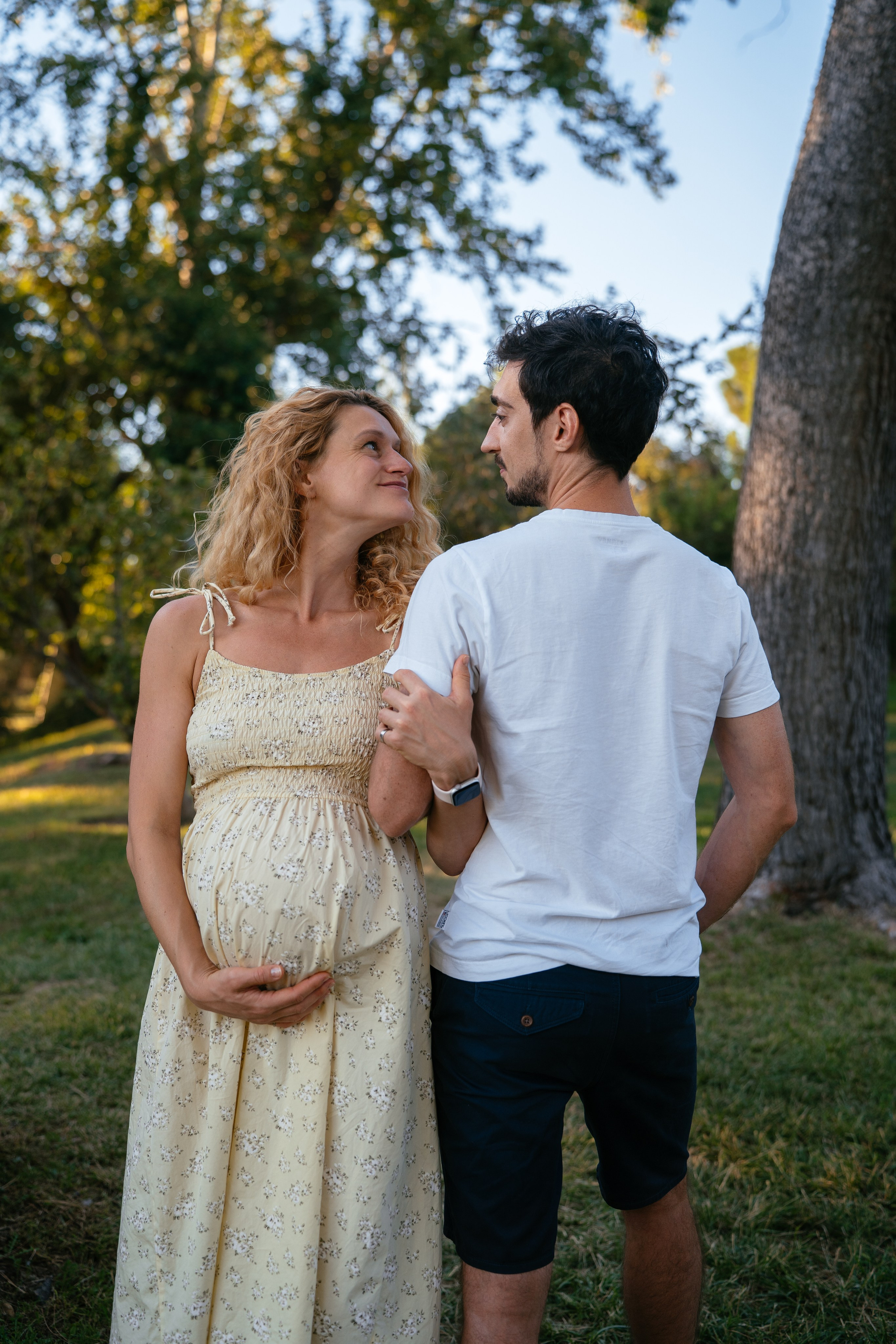 Candid pregnancy photoshoot in the park. Photographer in Madrid, Spain. Alyona Belyaninova