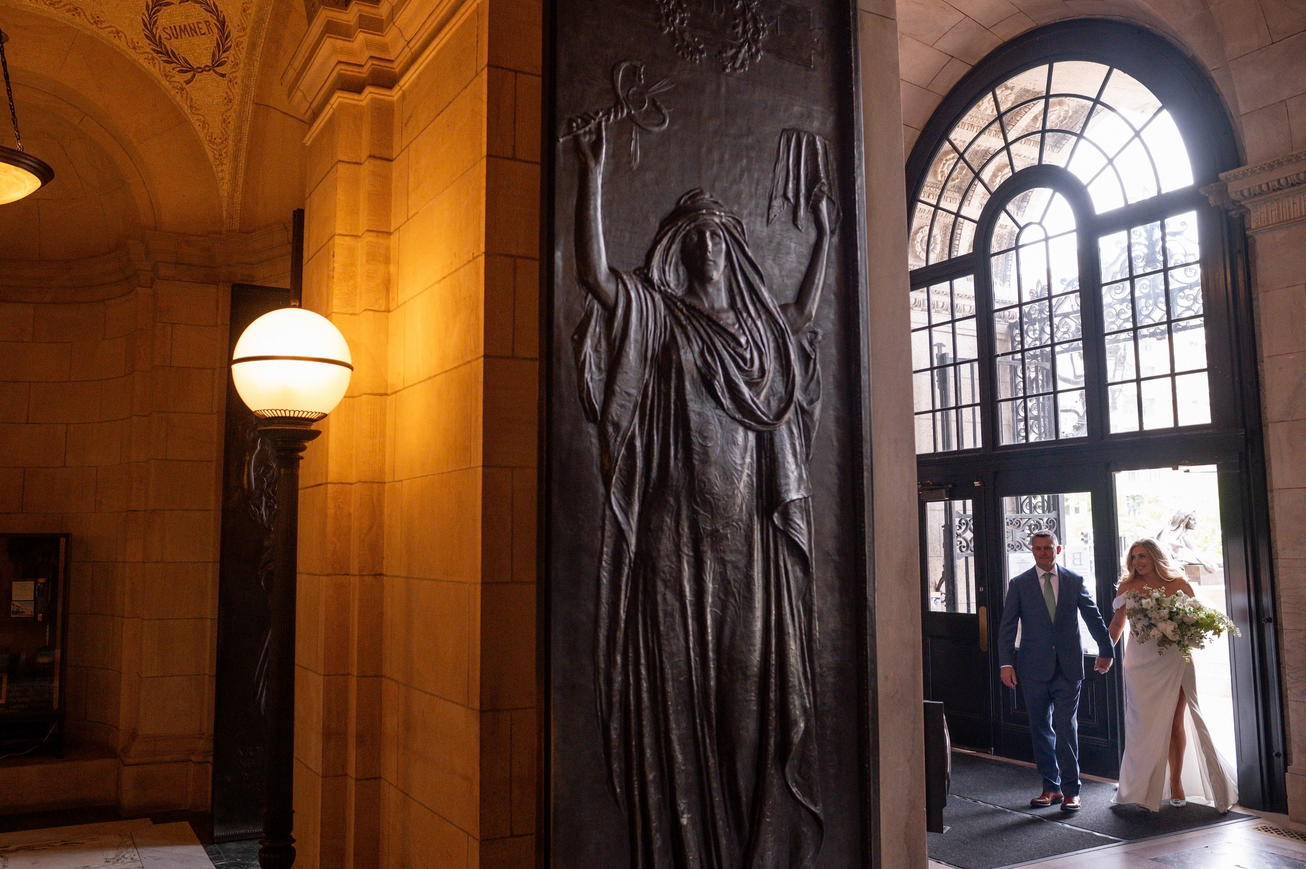Smiles and love at the Boston Public Library. Wedding photographer in Orlando, Boston & New York Anderson Marques