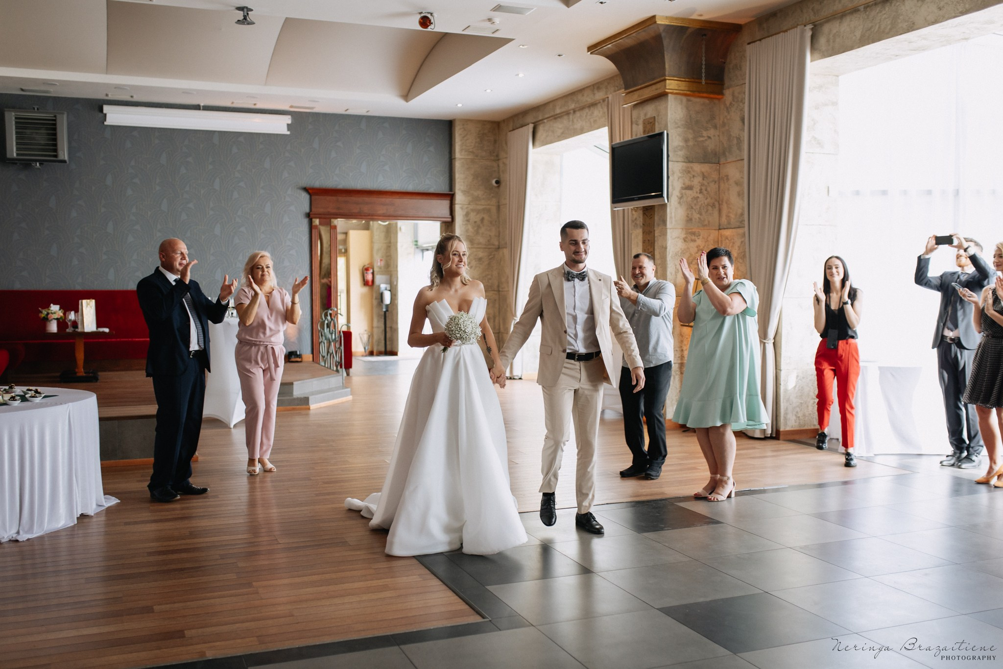 Vestuvinė fotosesija Kaune, Vienybės aikštėje, prie Lietuvos banko