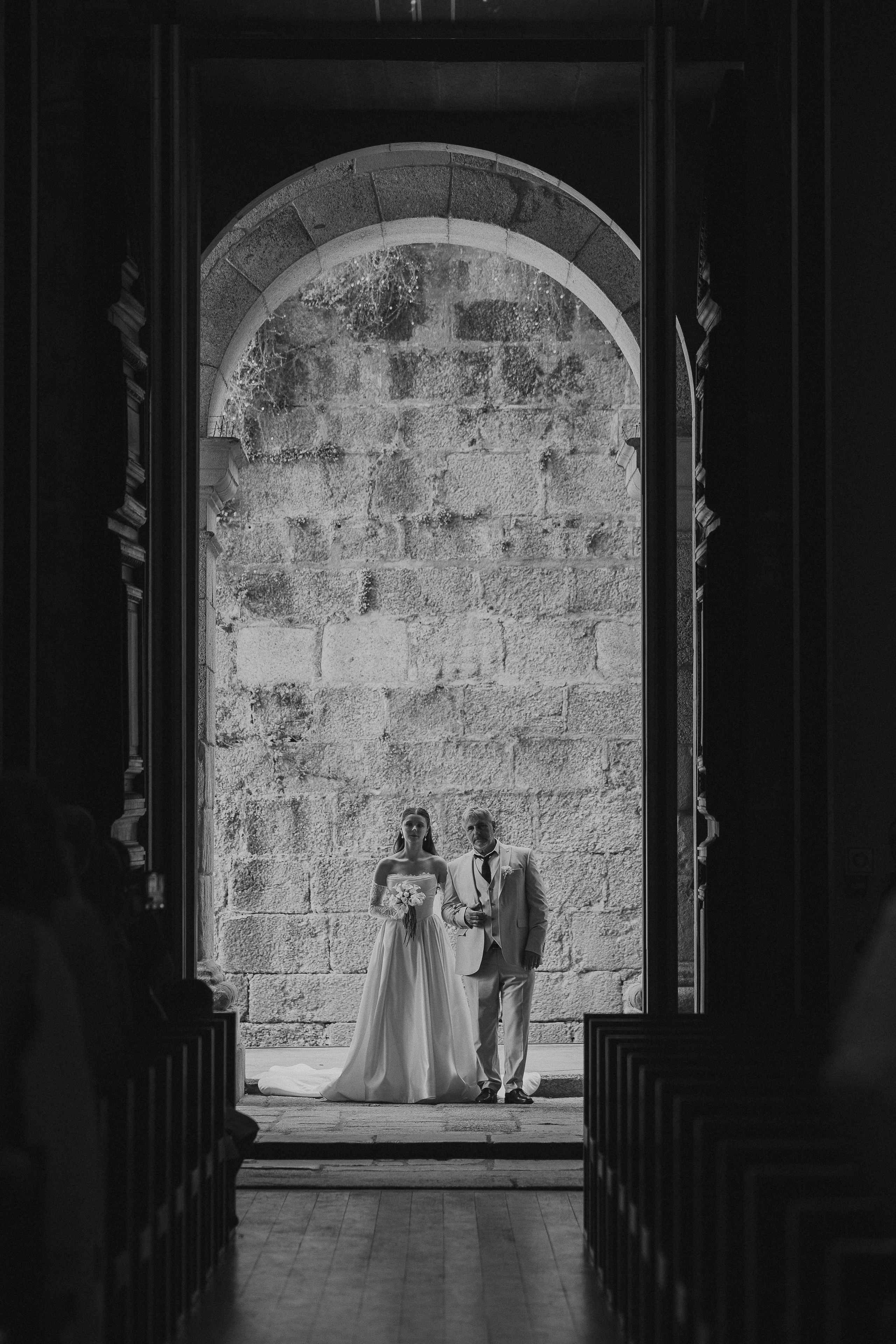 Entrada dos noivos na igreja em fotografia a preto e branco