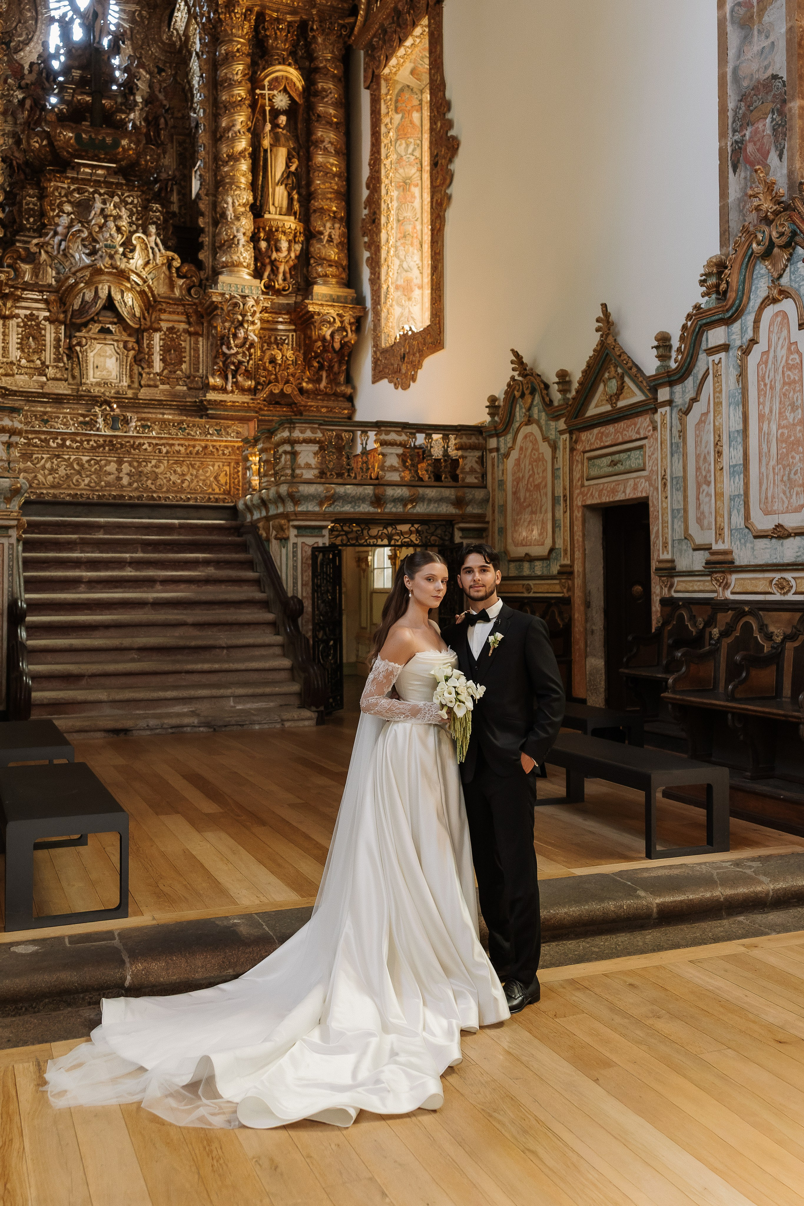 Retrato dos noivos no interior da igreja