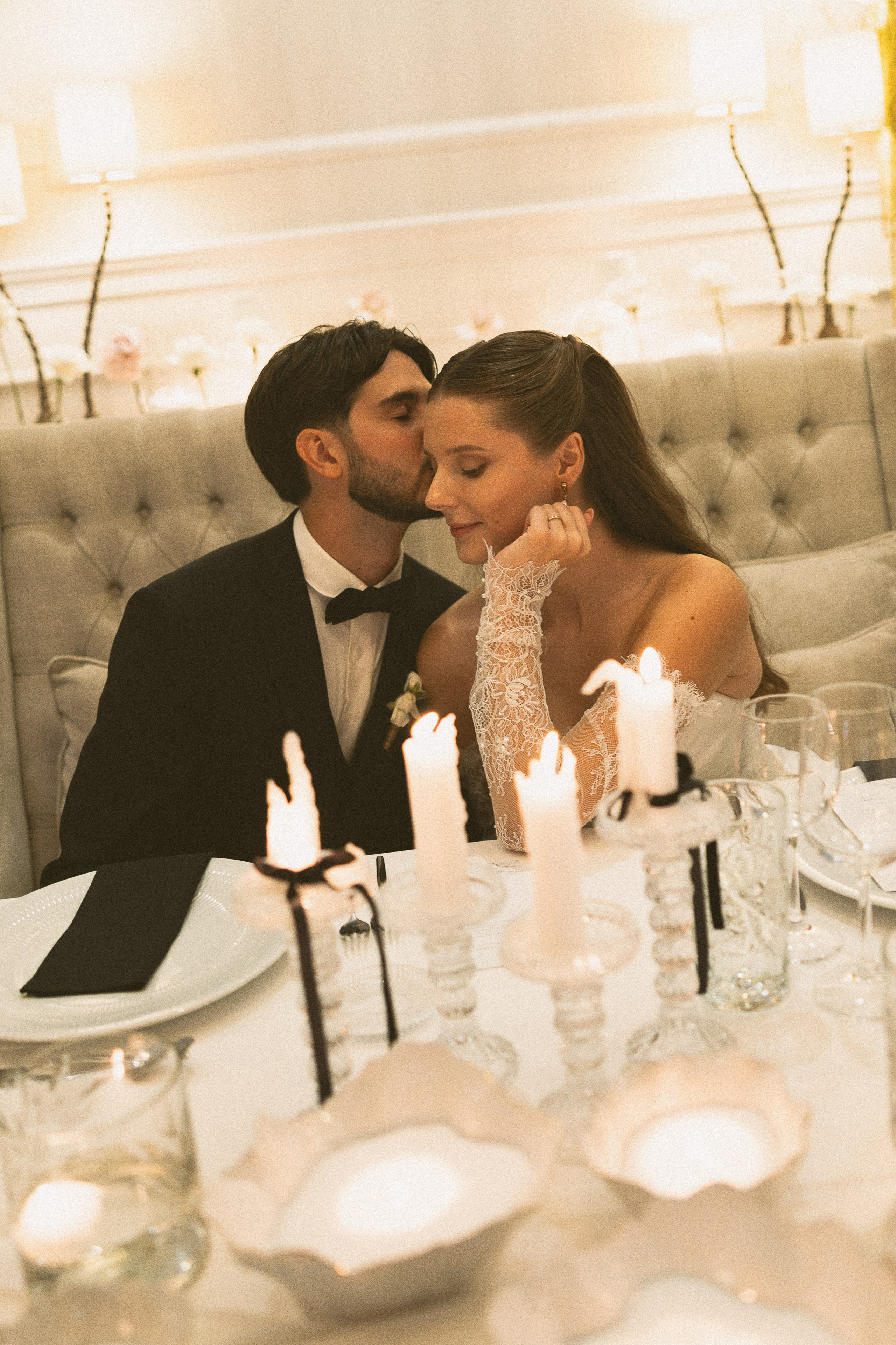 Noivos durante o jantar da receção de casamento