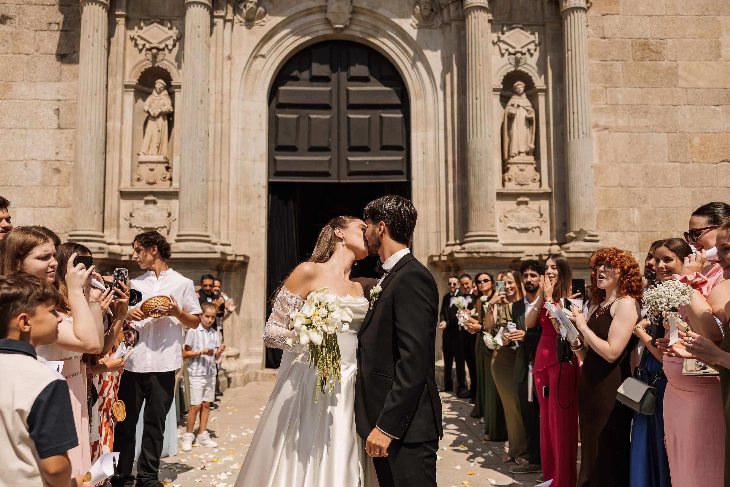 Saída dos noivos da igreja celebrada pelos convidados