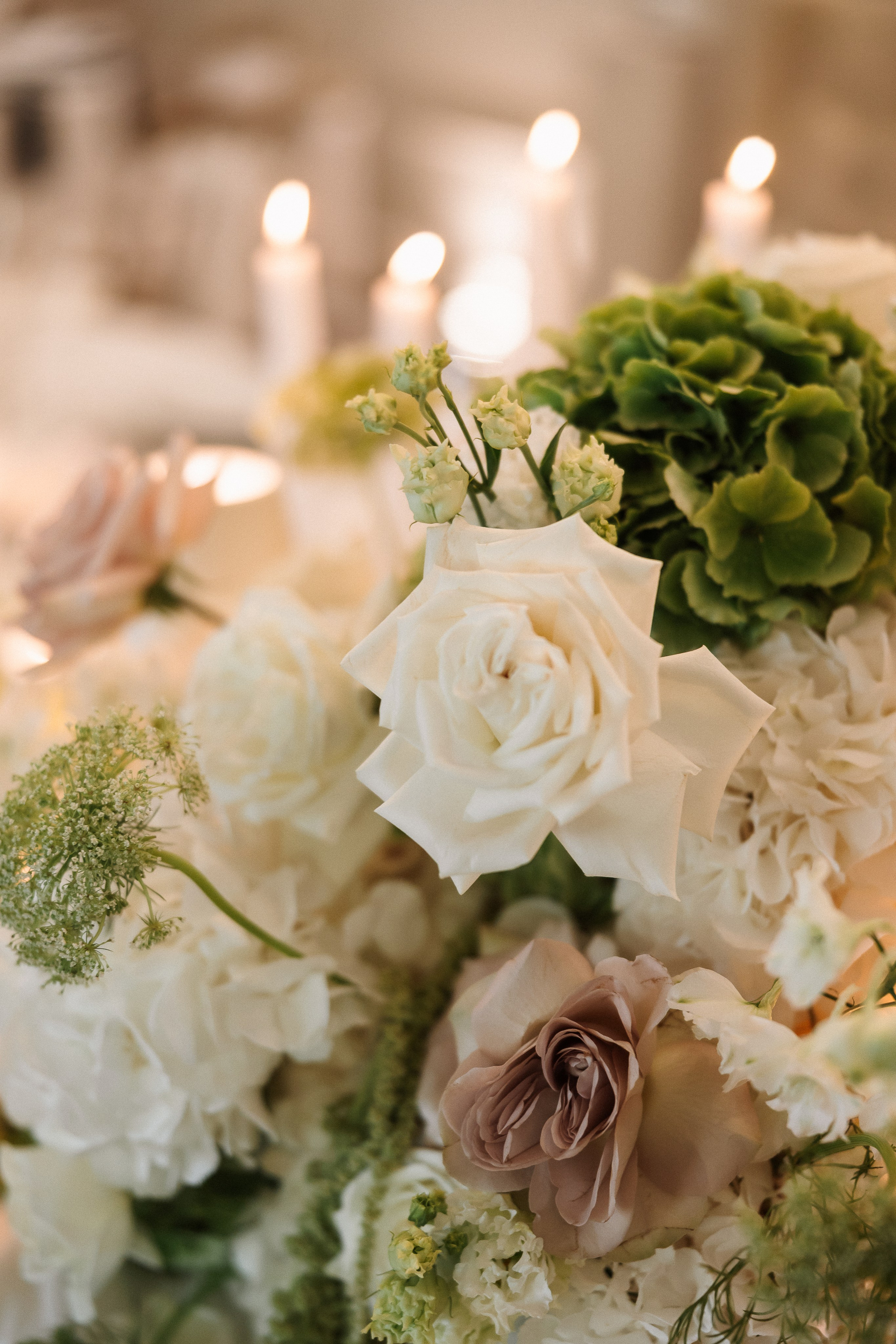 Arranjo floral da decoração da receção de casamento