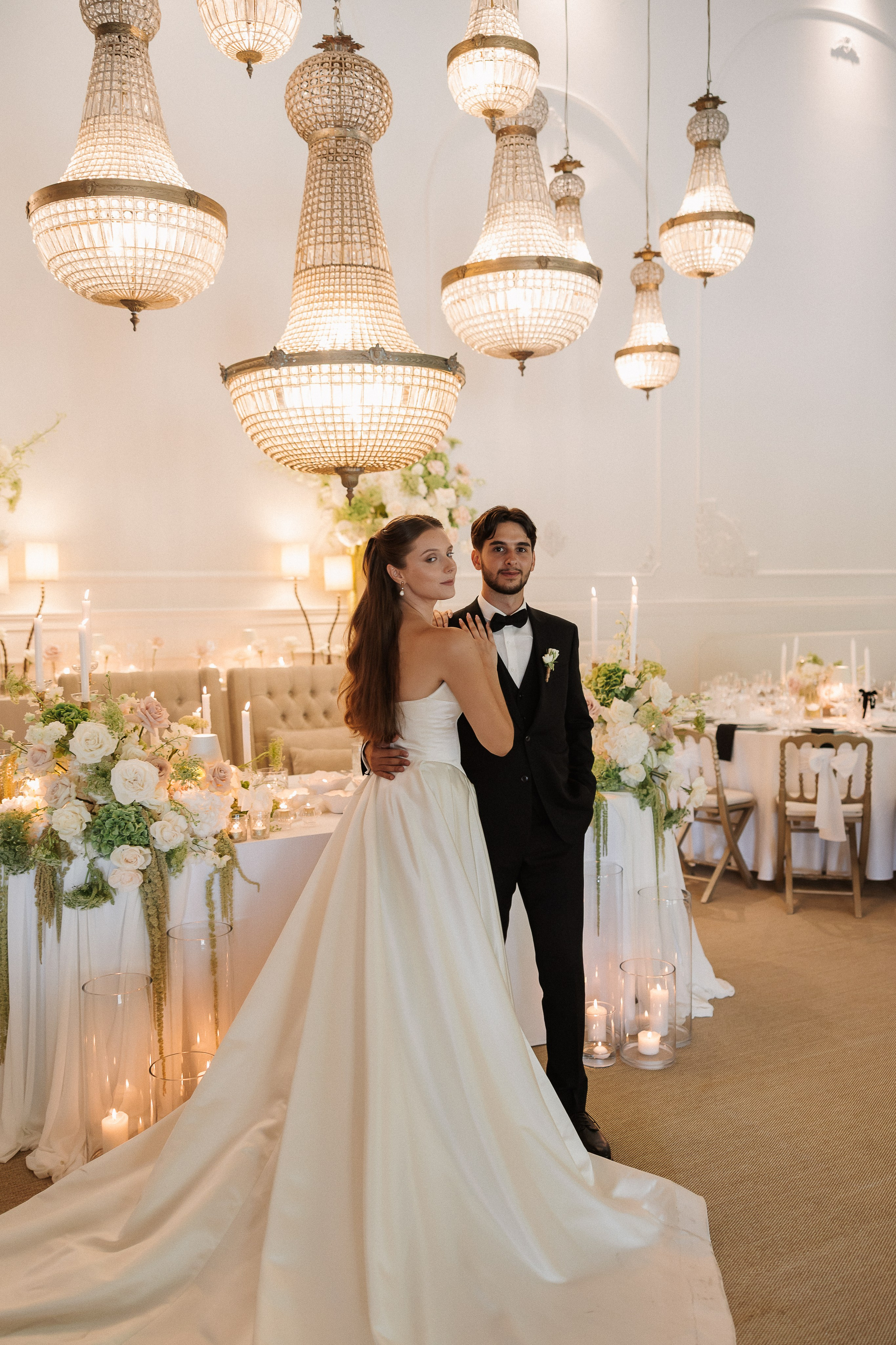 Noivos na sala da receção de casamento