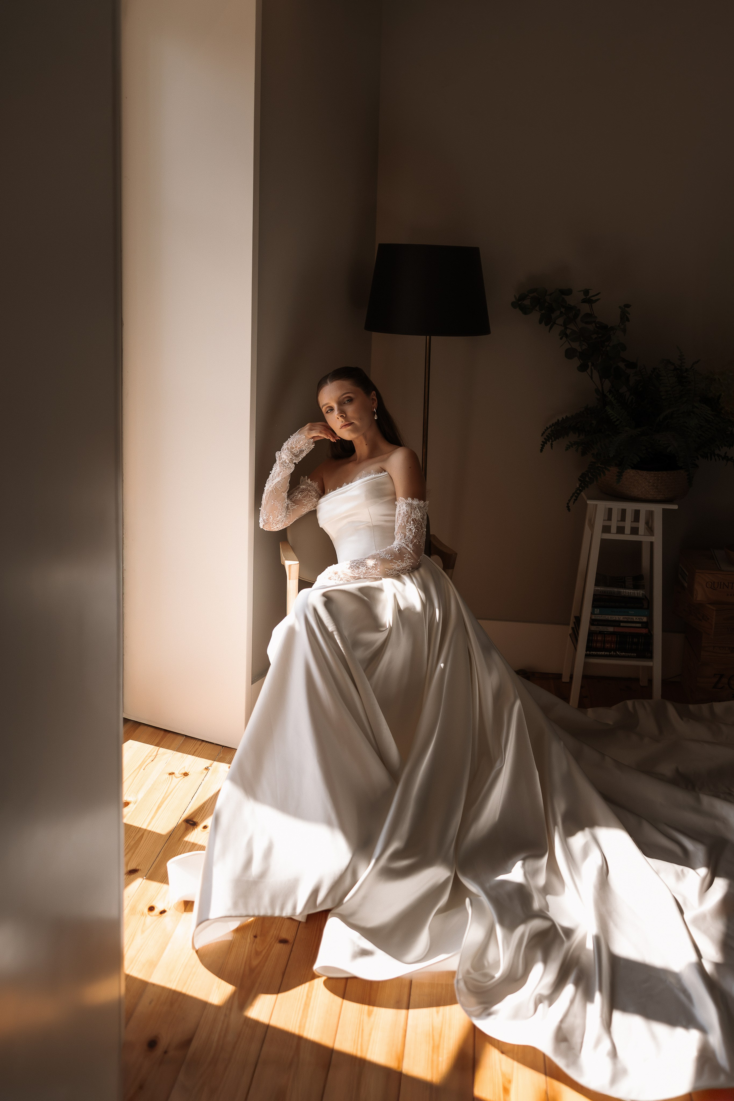 Noiva sentada no quarto durante os preparativos do casamento