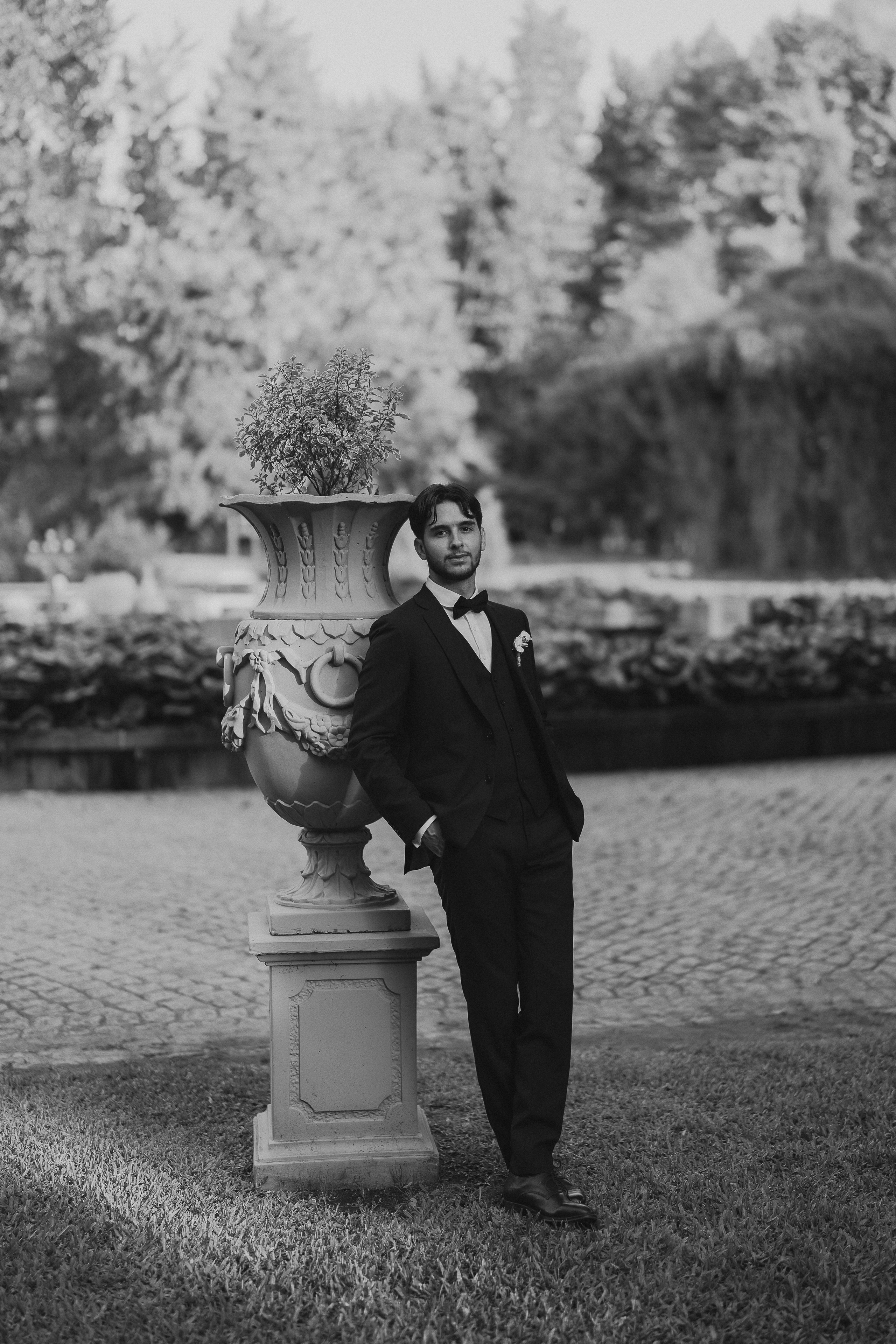 Noivos no jardim durante a sessão fotográfica em preto e branco