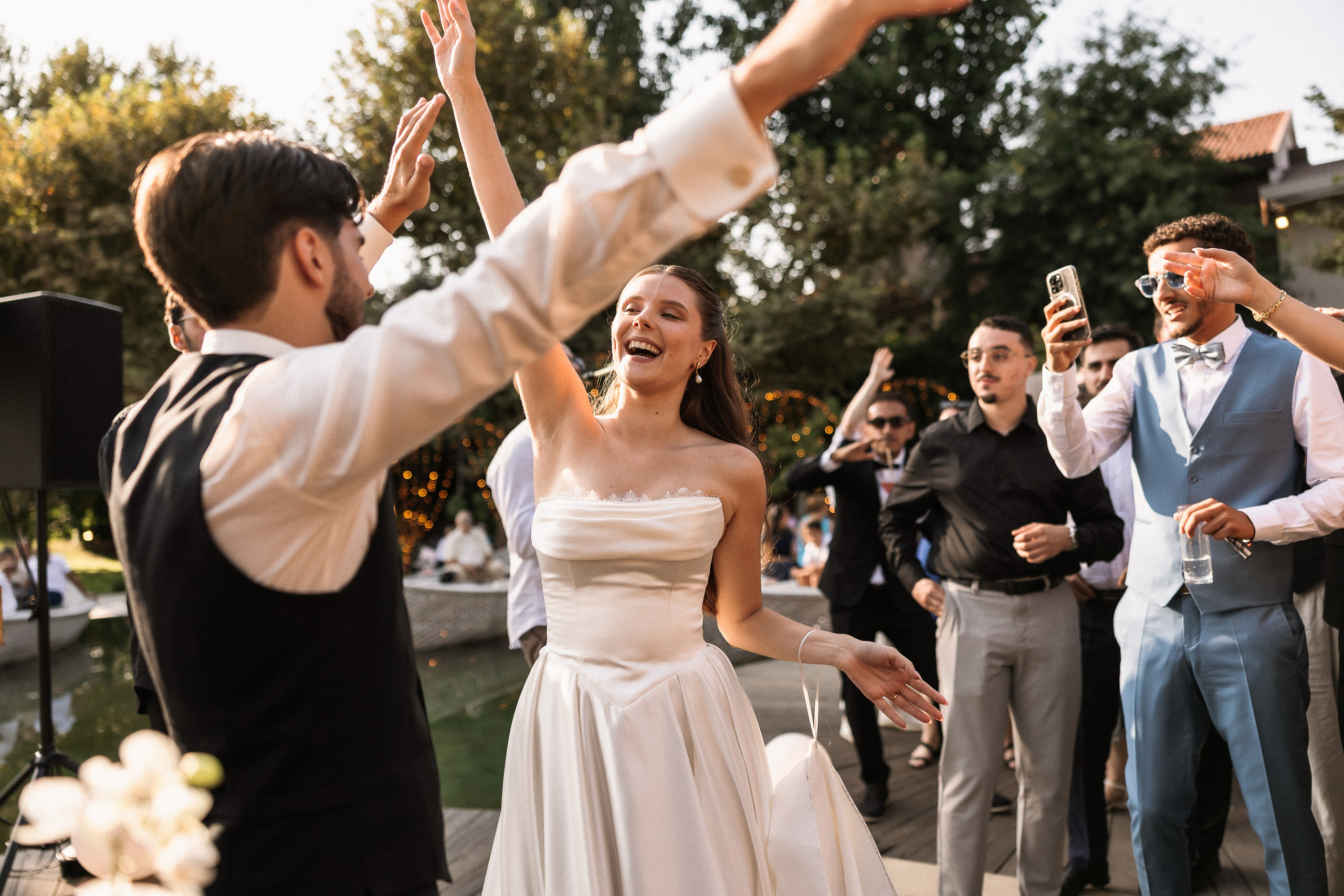 Noivos e convidados a celebrar no exterior