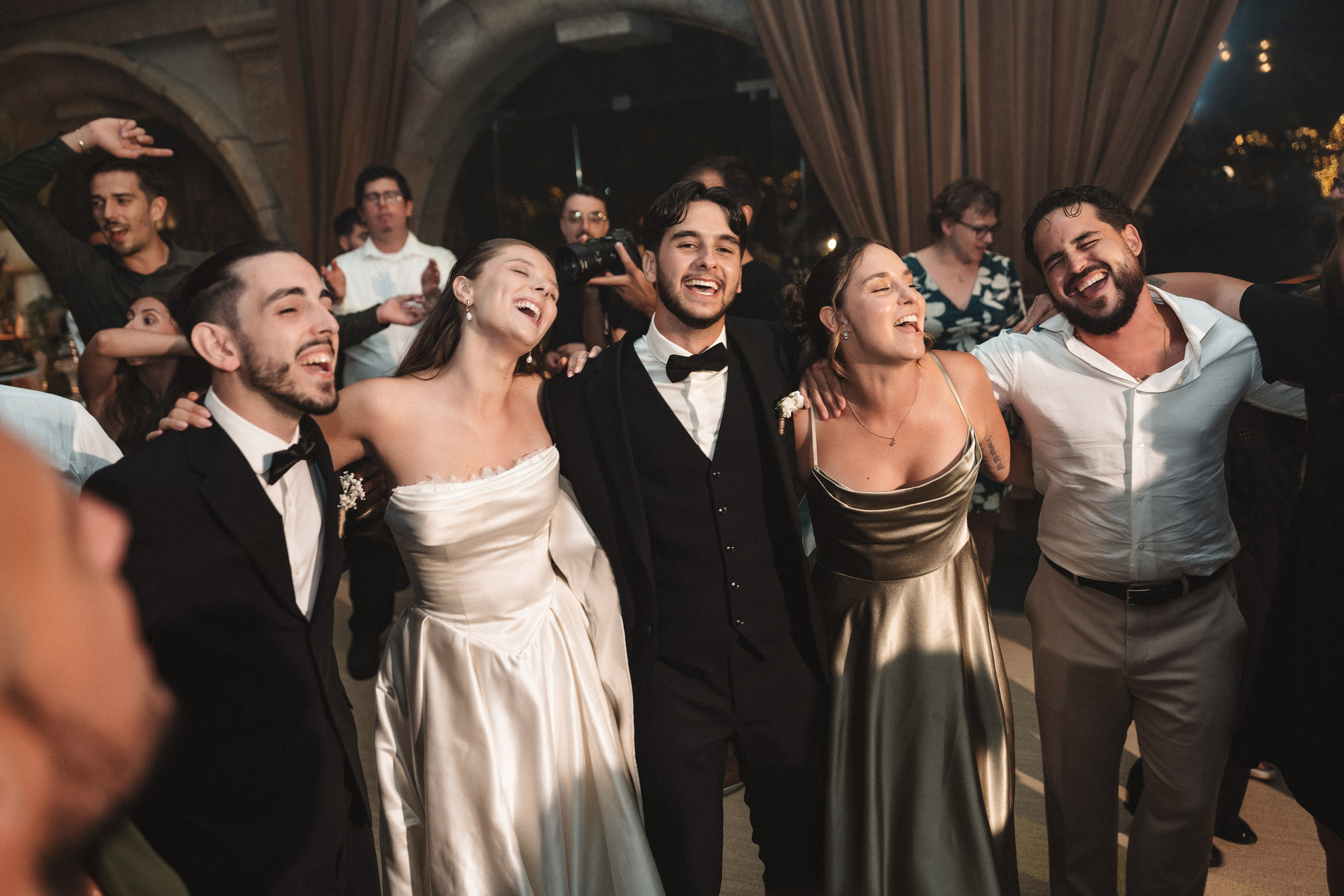 Noivos e convidados a celebrar na pista de dança