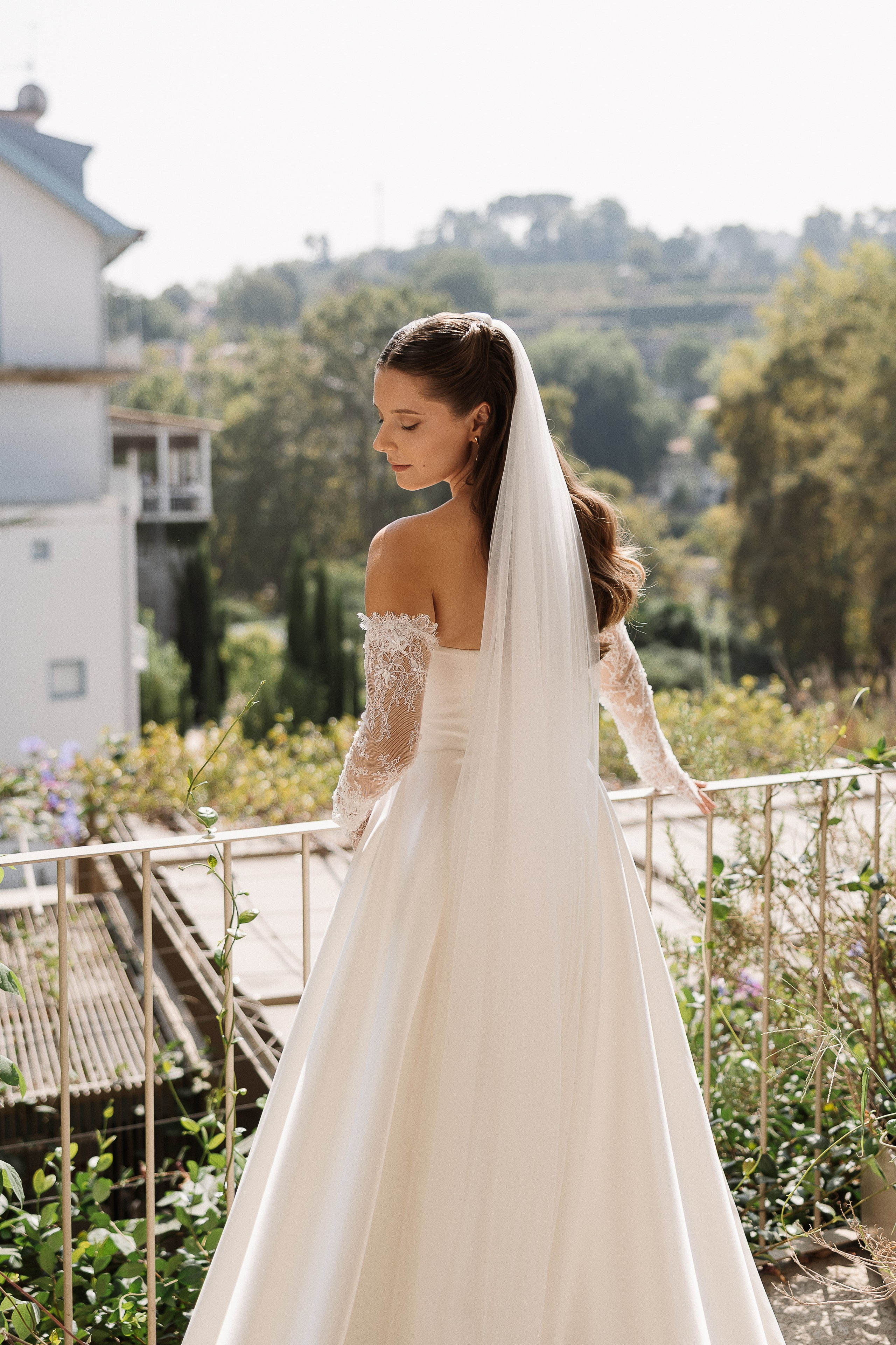 Noiva com vestido e véu no exterior antes da cerimónia