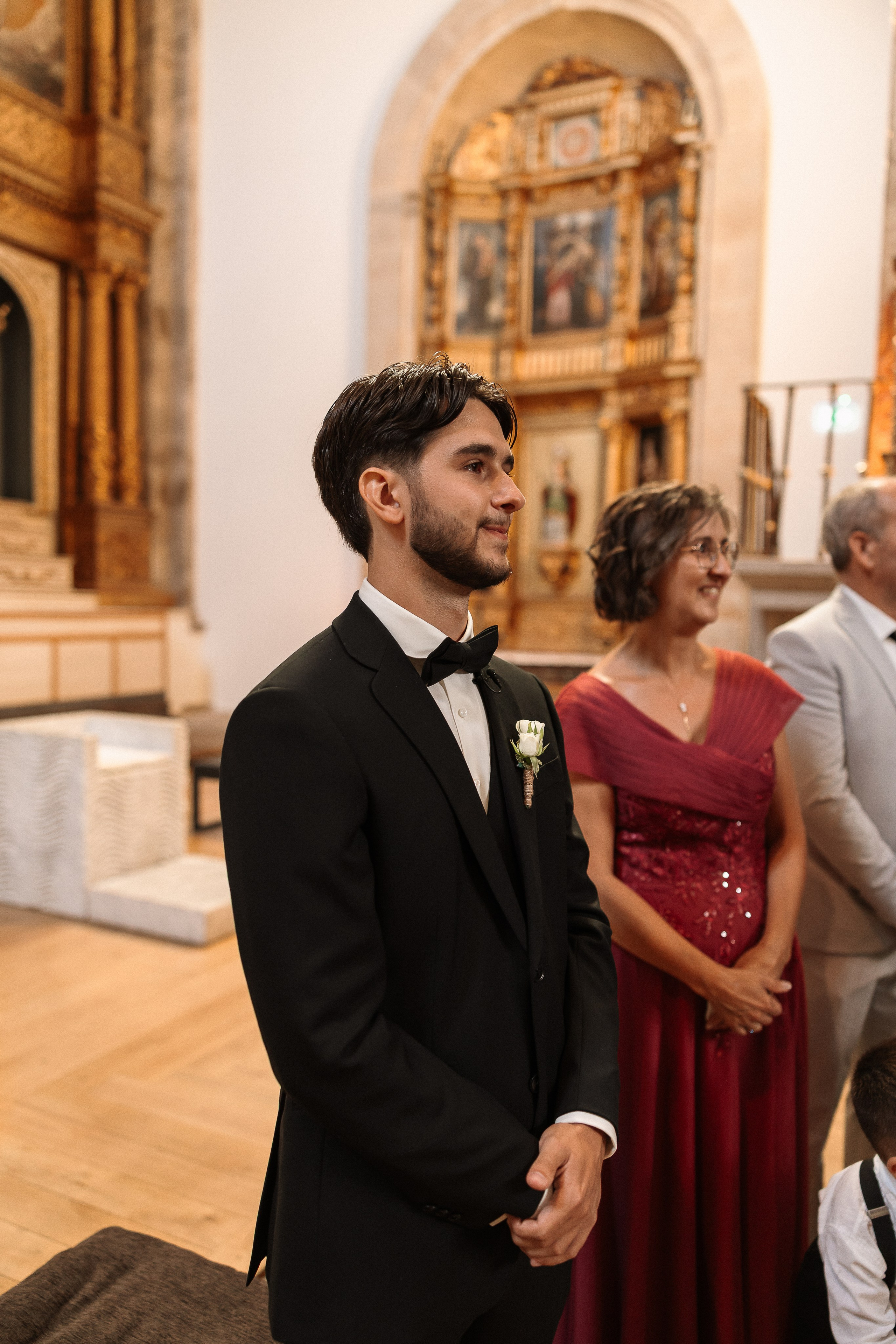 Noivo e mãe durante a cerimónia de casamento