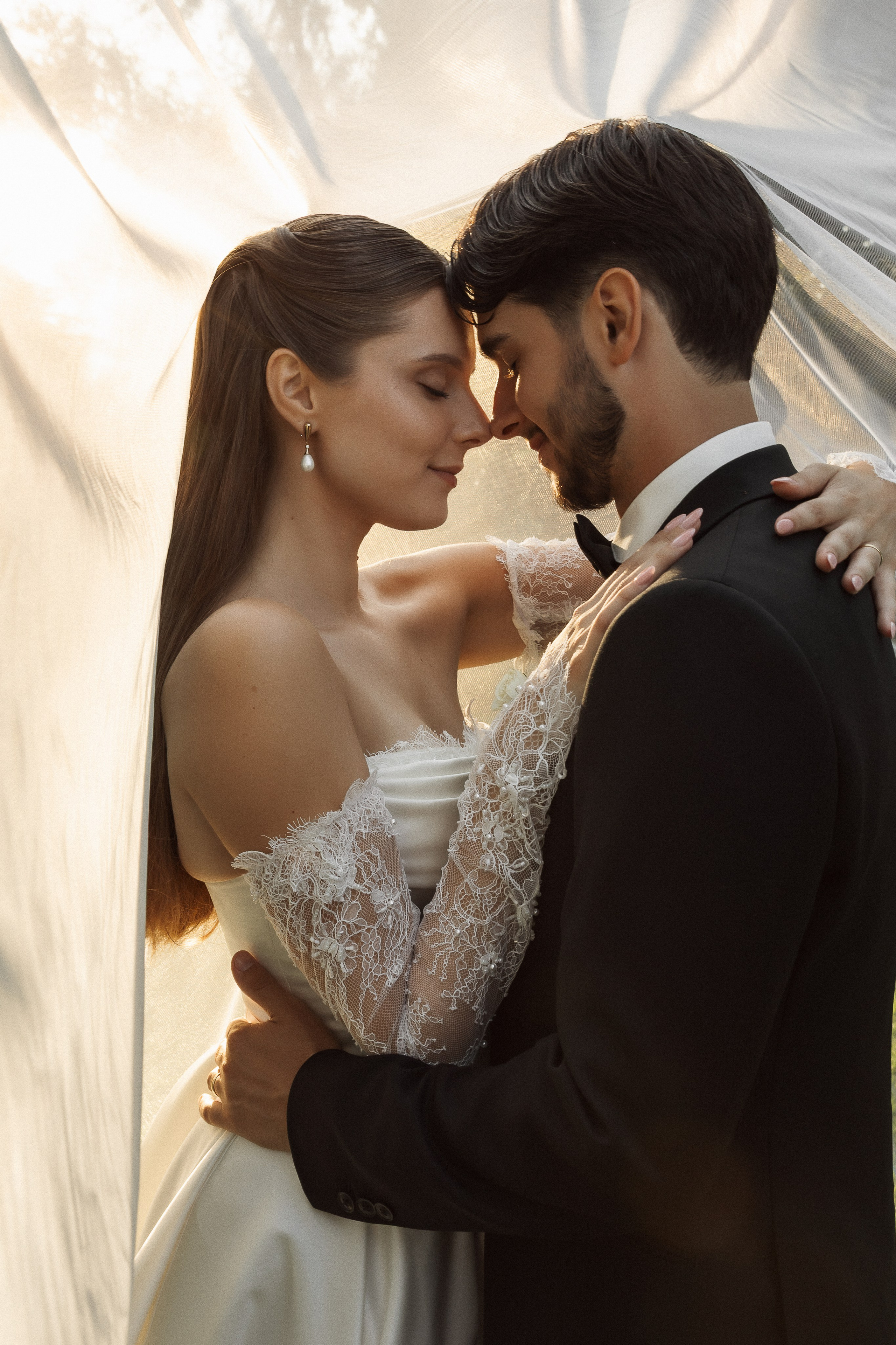 Retrato romântico dos noivos durante a sessão de casamento