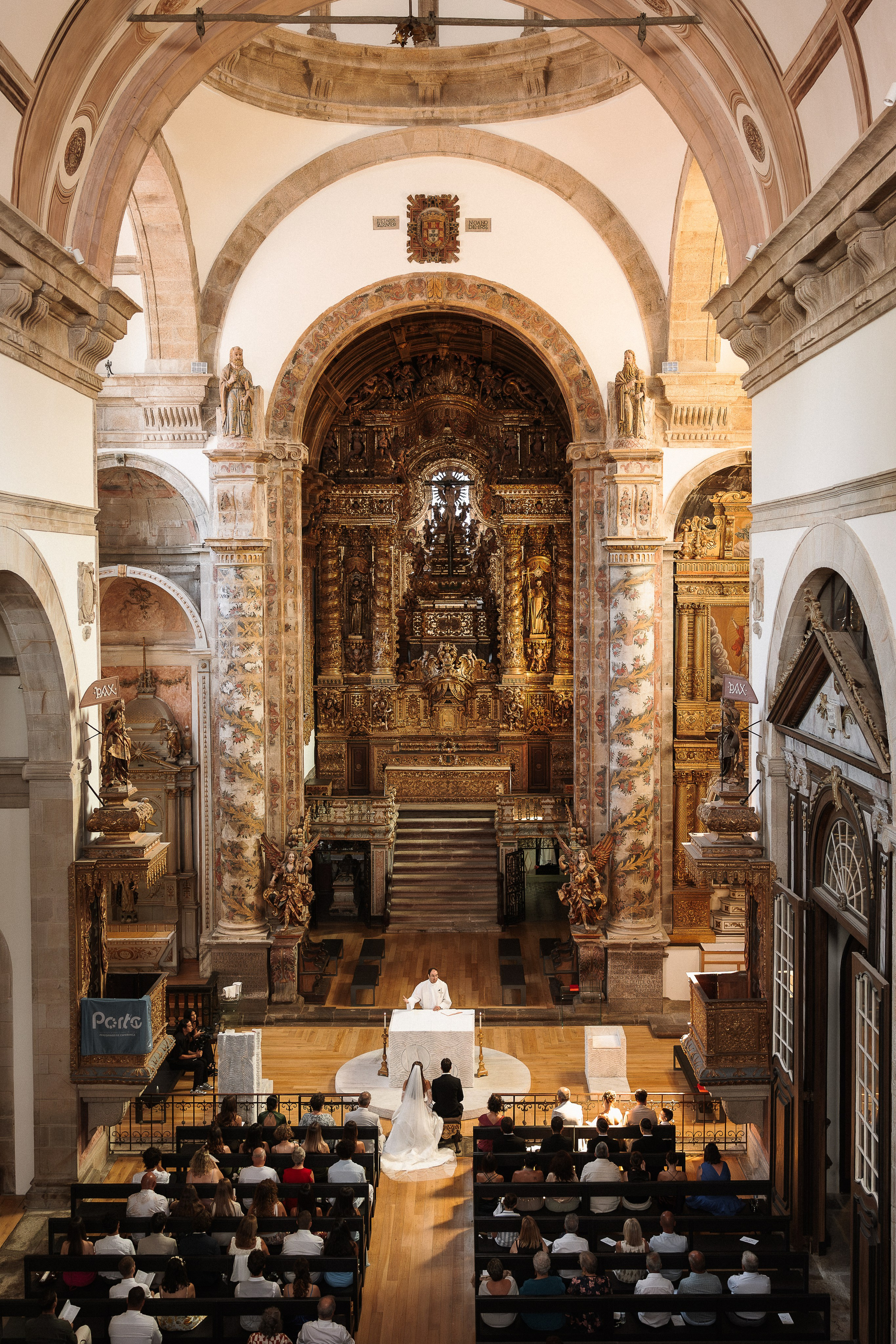 Interior da igreja durante a cerimónia de casamento