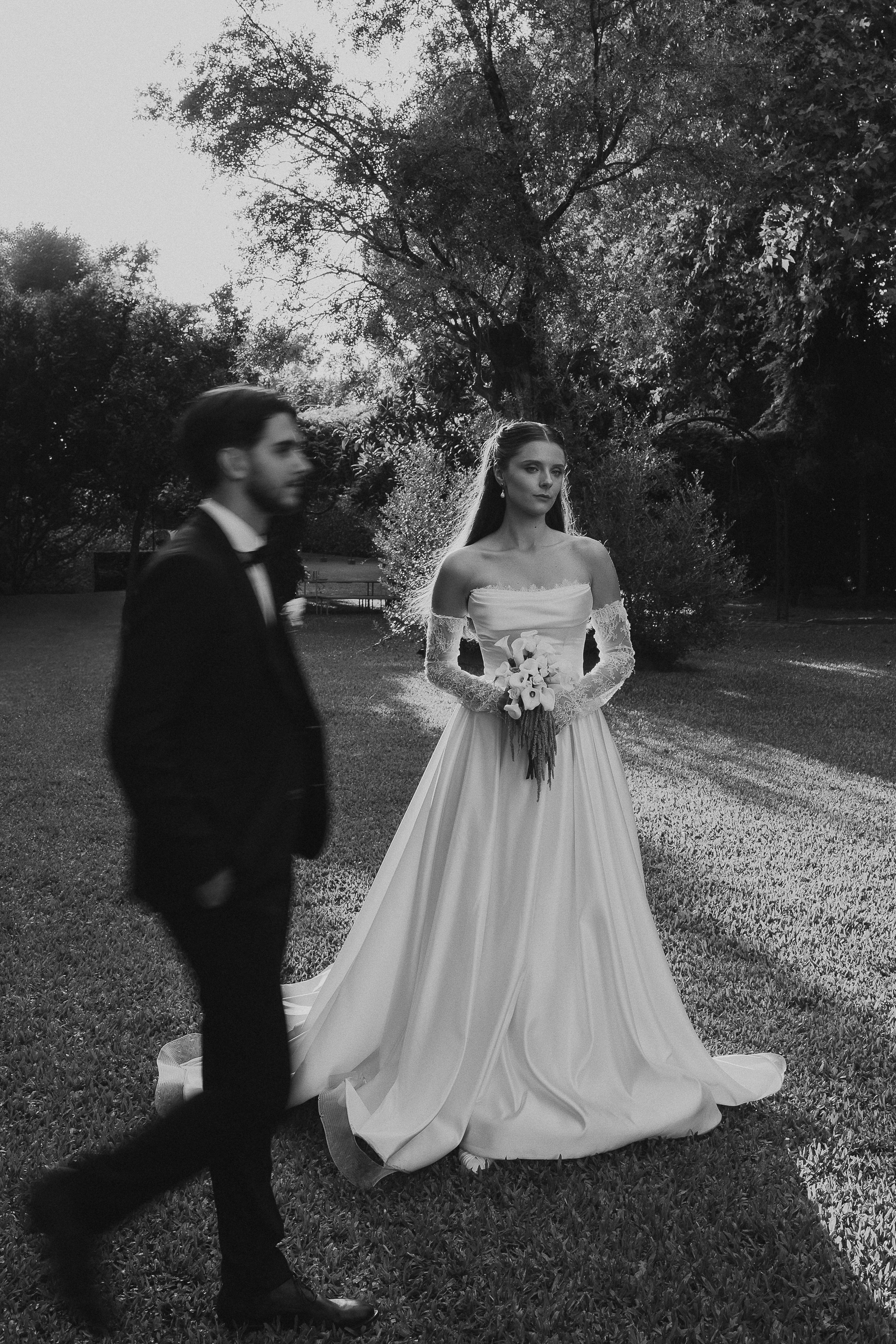 Retrato a preto e branco dos noivos no jardim