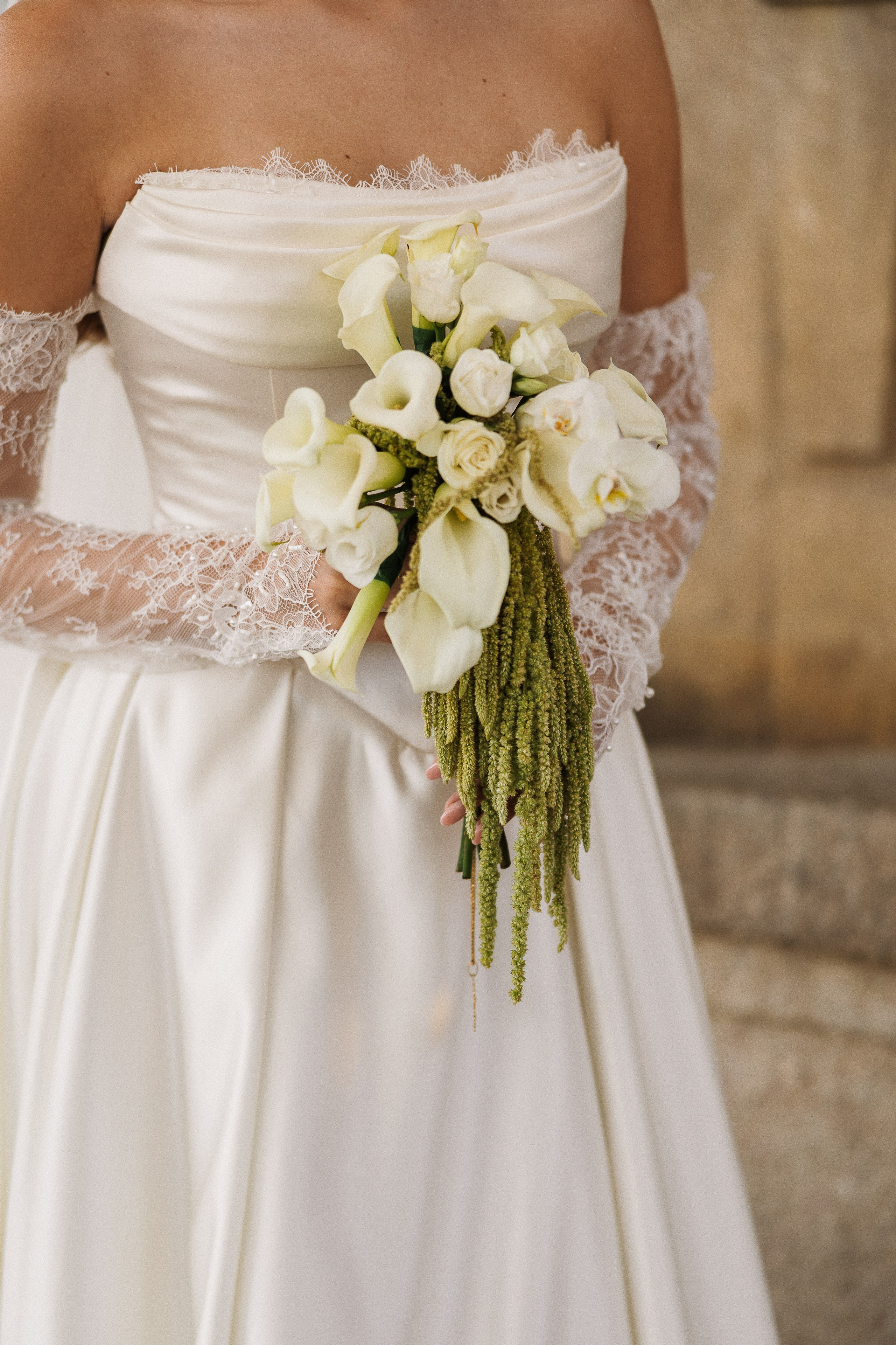 Detalhe do vestido e bouquet da noiva