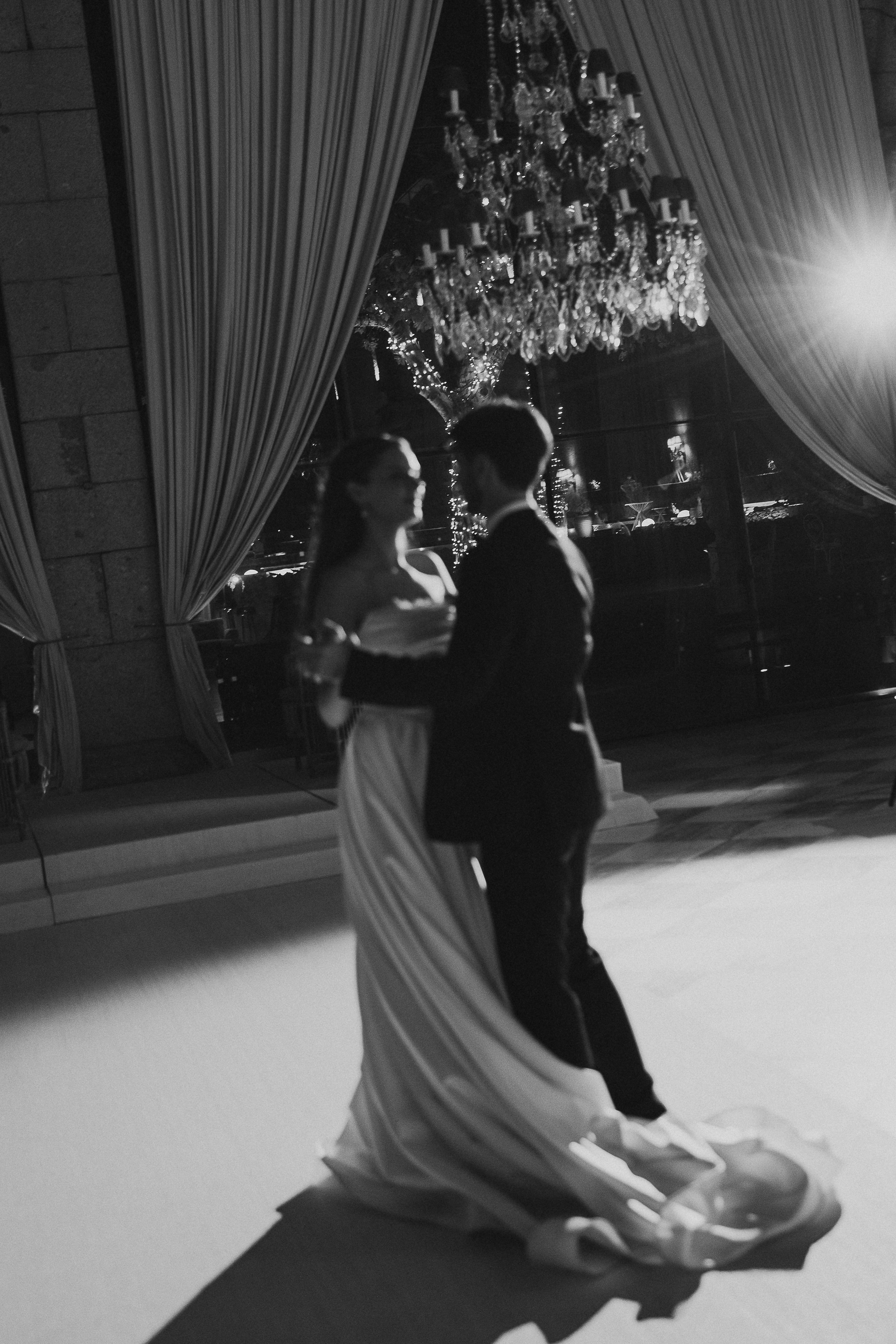 Primeira dança dos noivos em fotografia a preto e branco