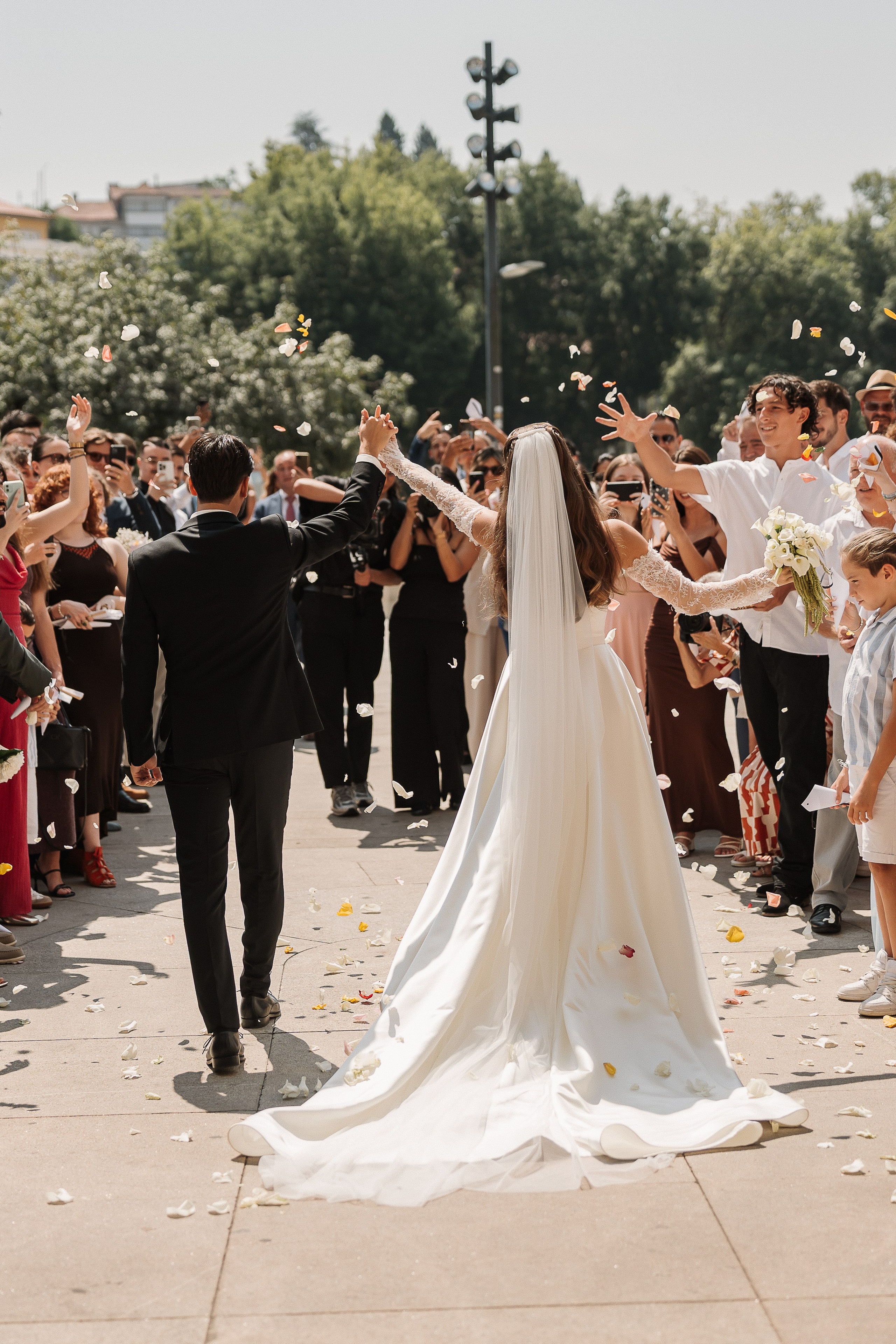Noivos a sair da igreja entre os convidados