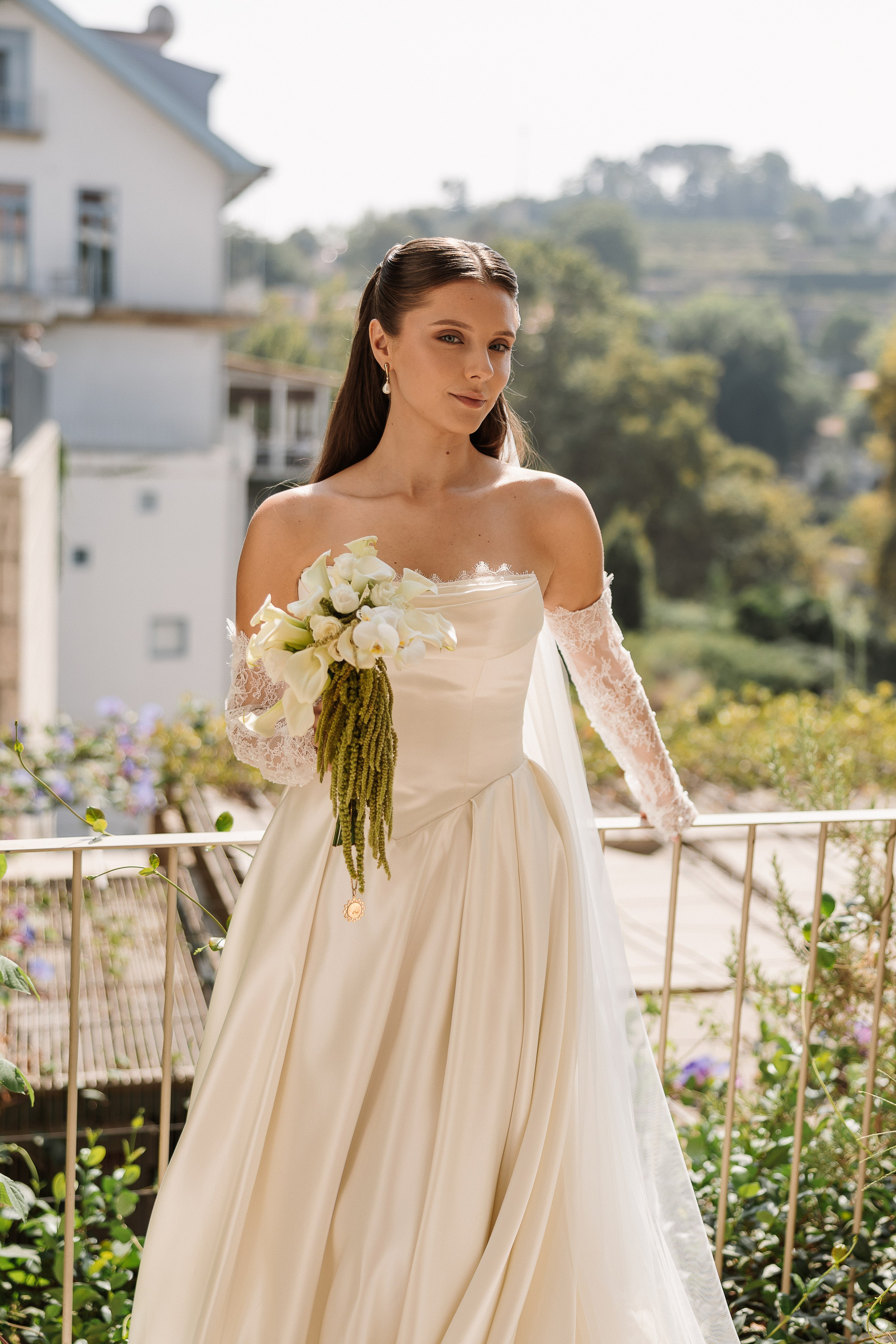 Retrato da noiva com bouquet antes da cerimónia